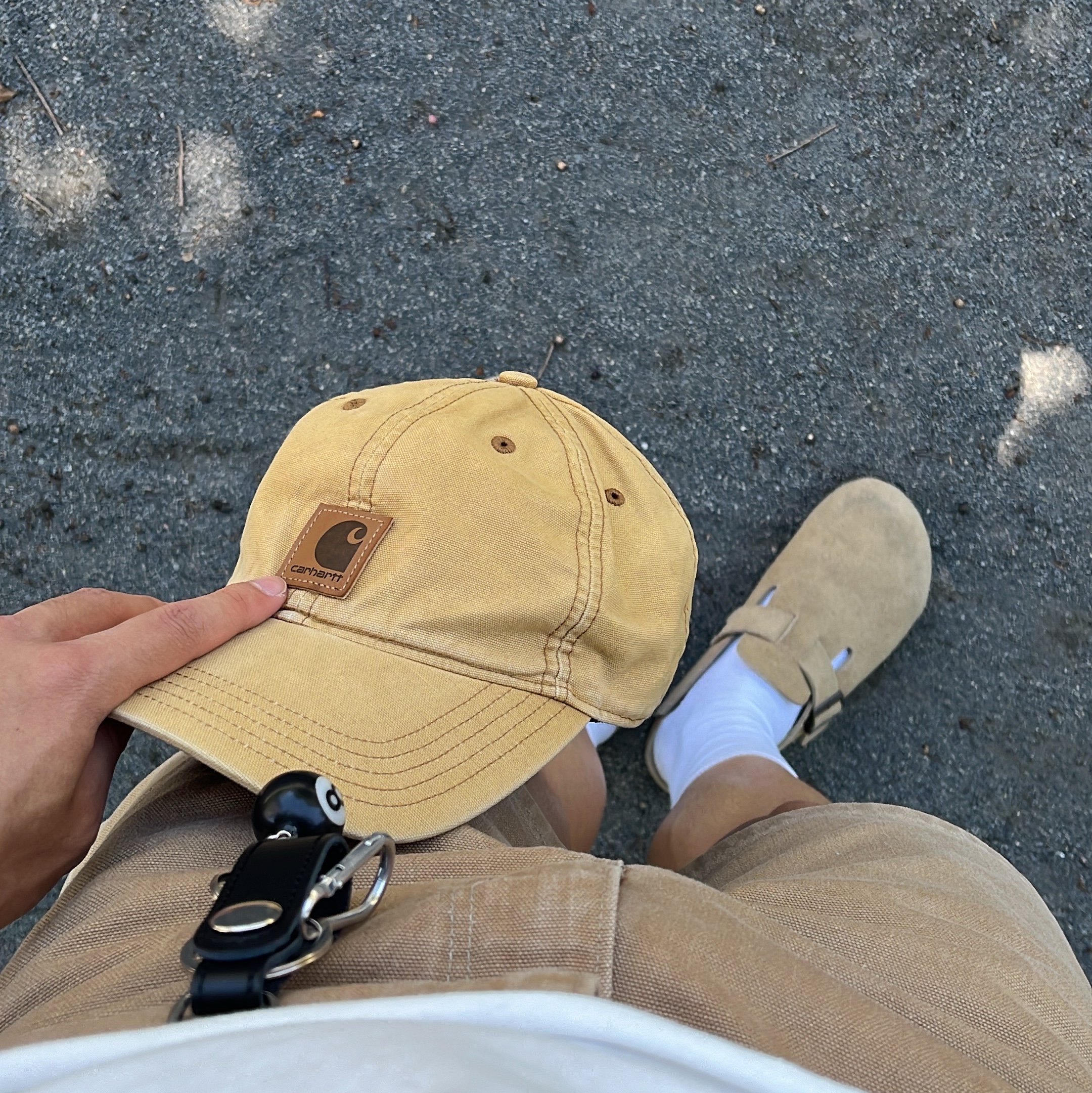 Carhartt Canvas Cap Carhartt Brown, Stussy 8 Ball Keychain Black 착용 스타일