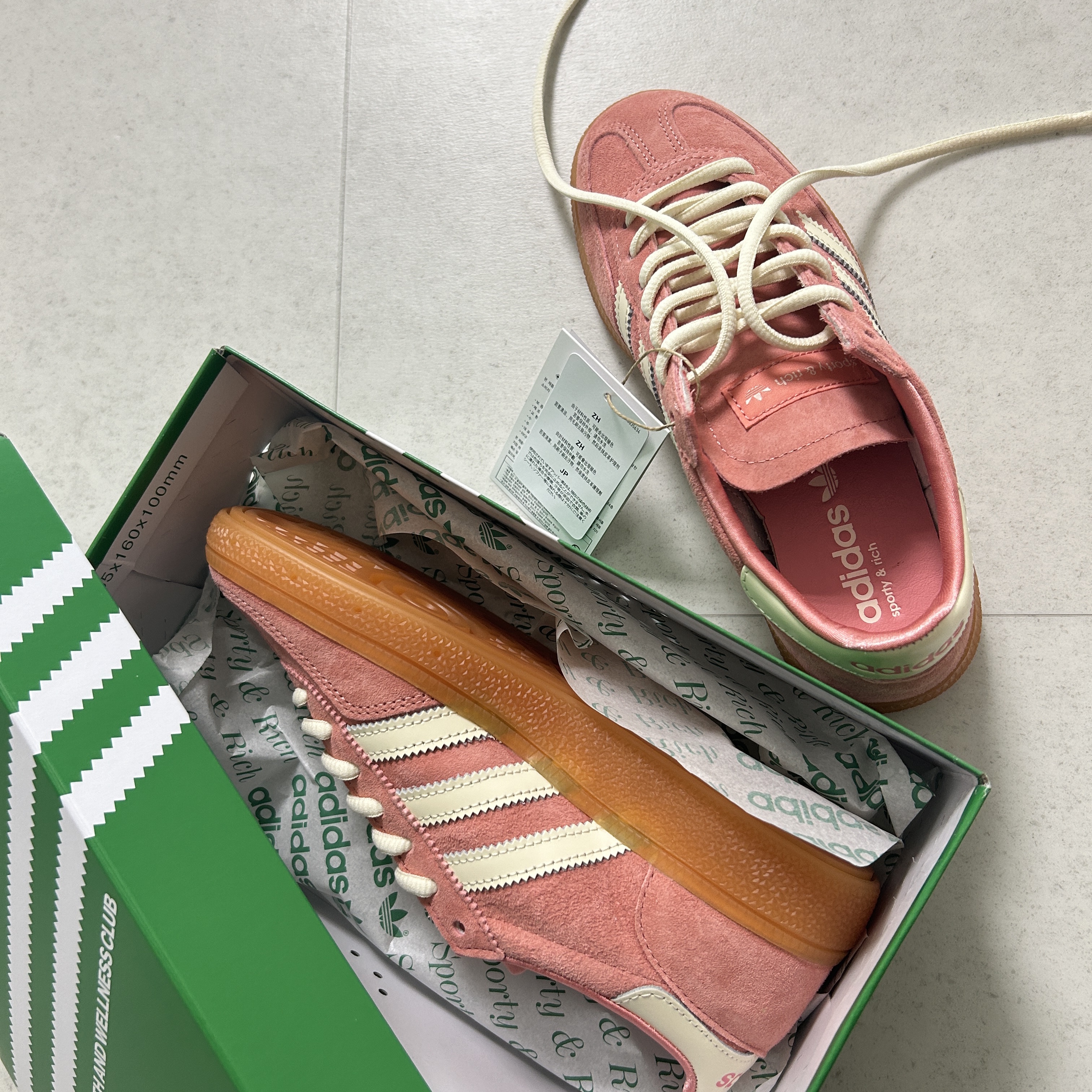 Adidas x Sporty & Rich Spezial Handball Pantone Cream White 착용 스타일 - 1