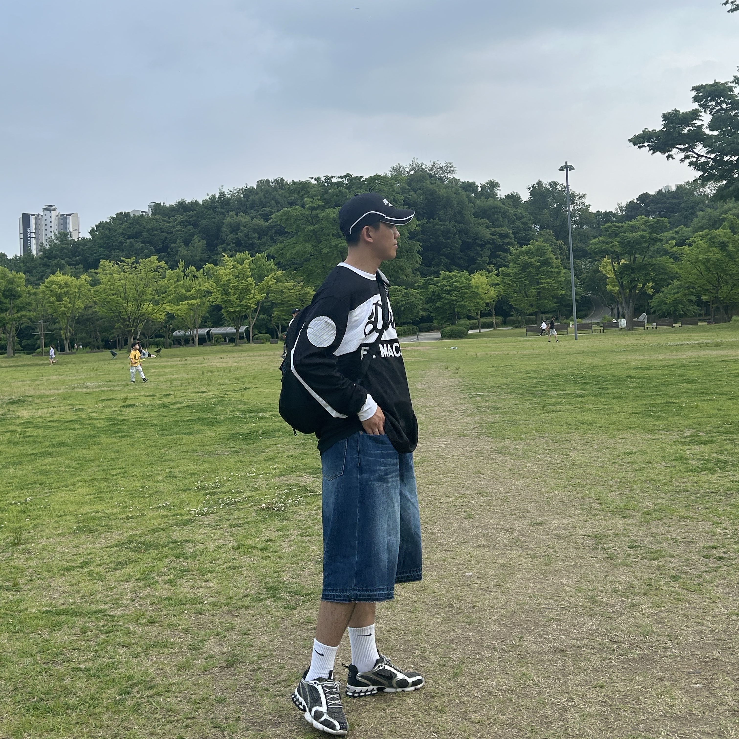 Palace x Umbro Cap Black - 24SS, Deus Ex Machina Saber Moto Jersey Black 착용 스타일 - 2