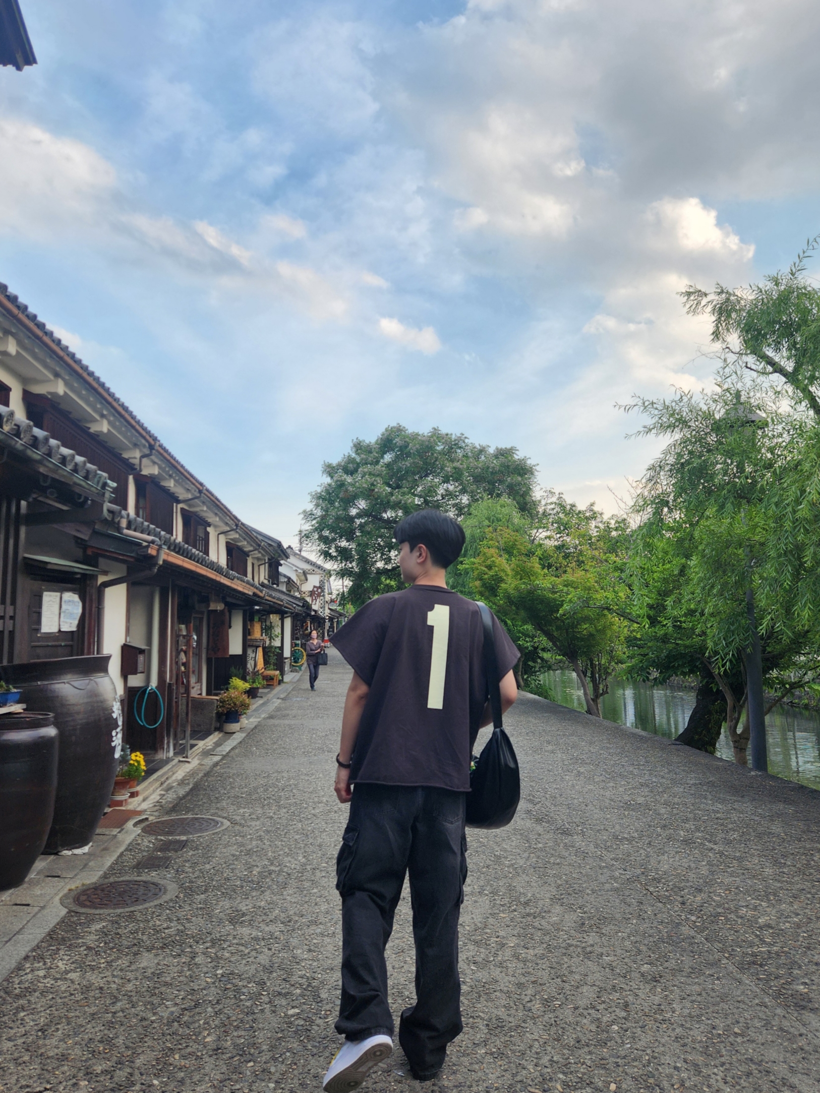Yeezy One Box T-Shirt Black, Nike x Billie Eilish Air Force 1 Low SP Triple White 착용 스타일 - 1