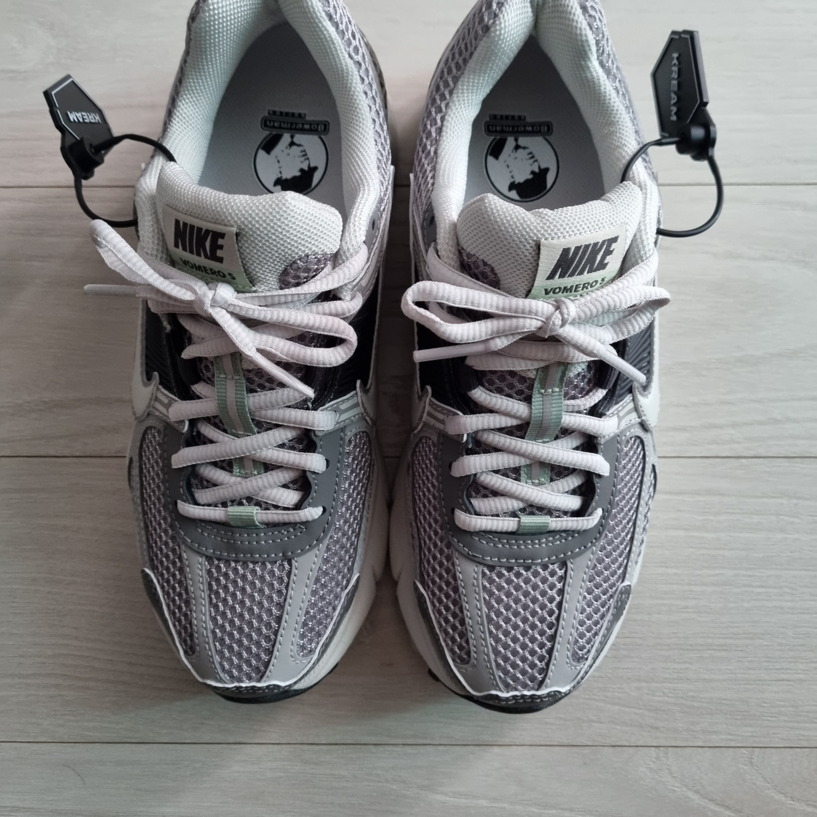 (W) Nike Zoom Vomero 5 Cobblestone and Flat Pewter 착용 스타일