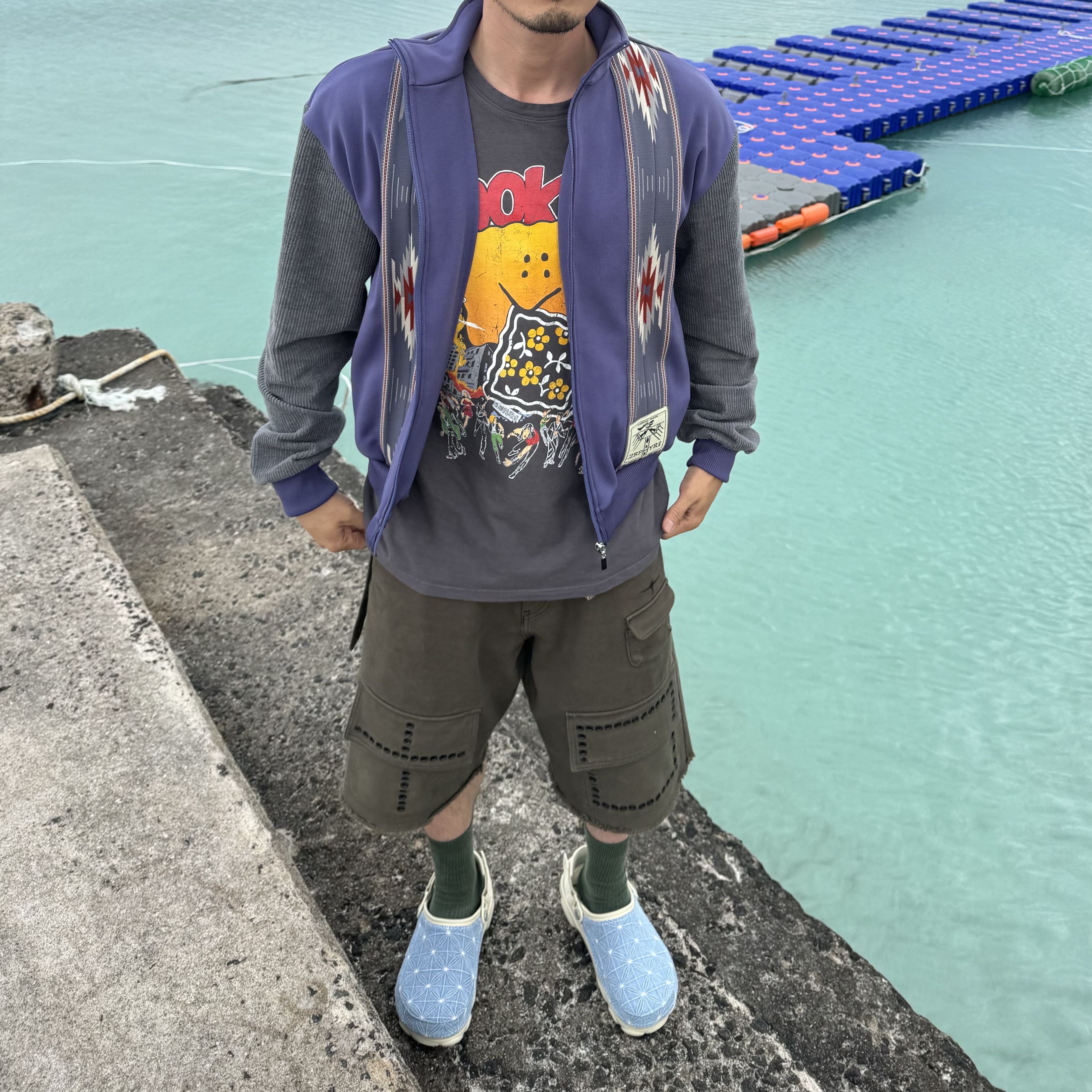 Kapital 20 Crew T-Shirt Ink Black, Crocs x Levi's All Terrain Clog Bone Blue 착용 스타일 - 3