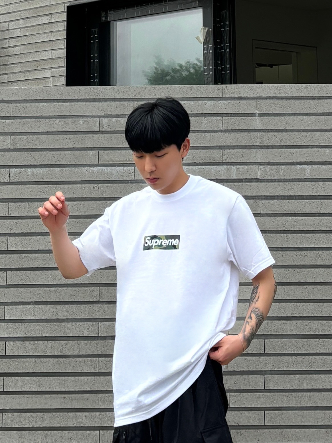 아디다스 삼바 OG 블랙 화이트 검, 슈프림 박스로고 티셔츠 화이트 - 23FW 착용 스타일 - 4