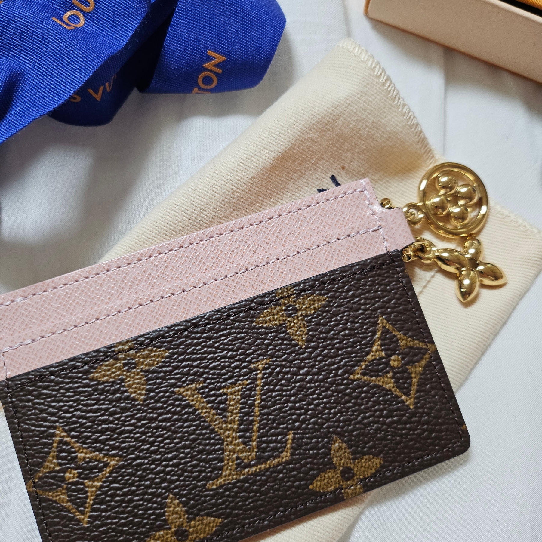Louis Vuitton LV Charm Card Holder Monogram Rose Ballerine Pink 착용 스타일