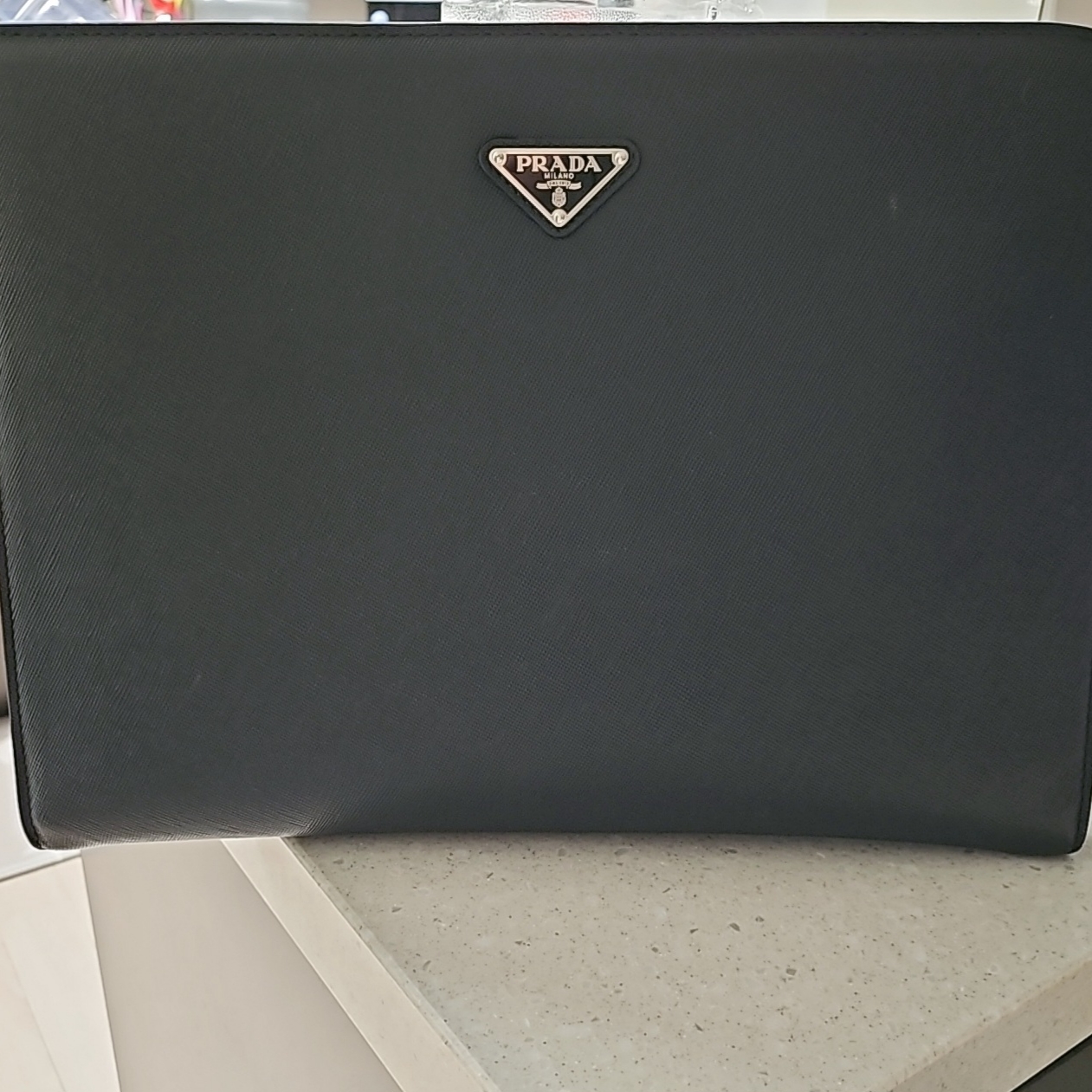 Prada Saffiano Leather Document Holder 착용 스타일