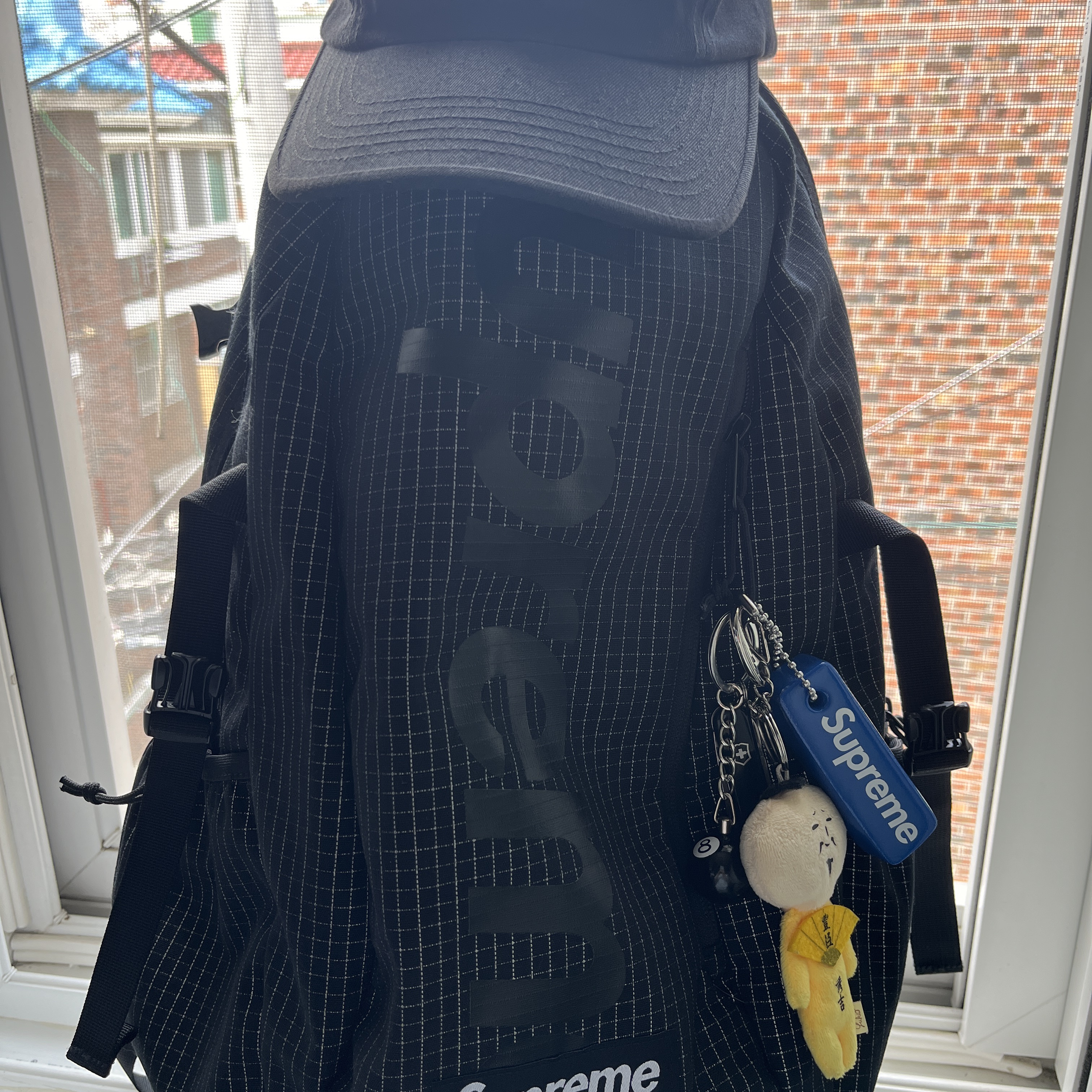 Supreme Backpack Black - 24SS, Supreme Floating Keychain Faded Blue - 23FW 착용 스타일