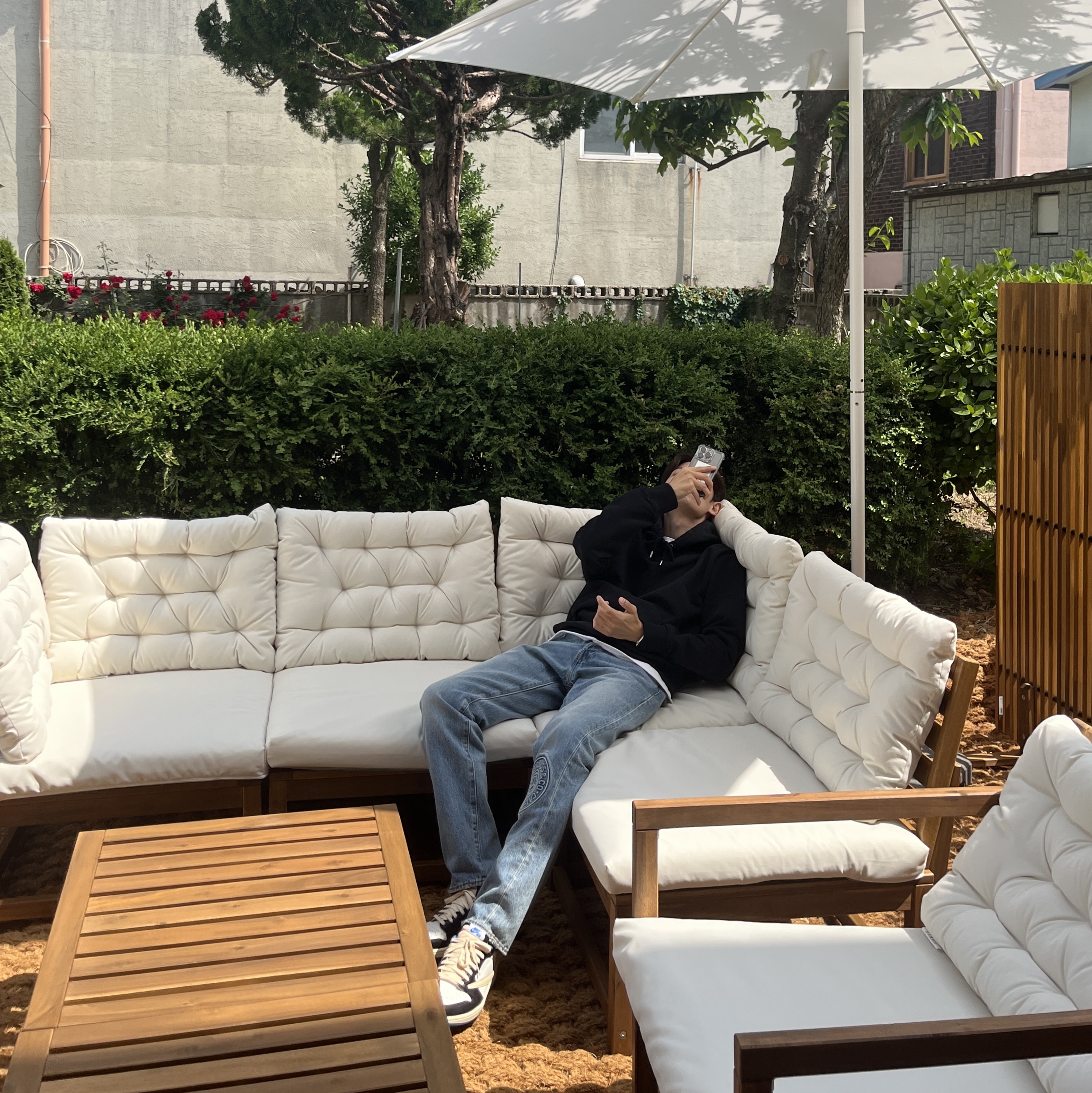 Stussy x Levi's Embossed 501 Jean Indigo, Jordan 1 x Travis Scott x Fragment Retro Low OG SP Military Blue 착용 스타일
