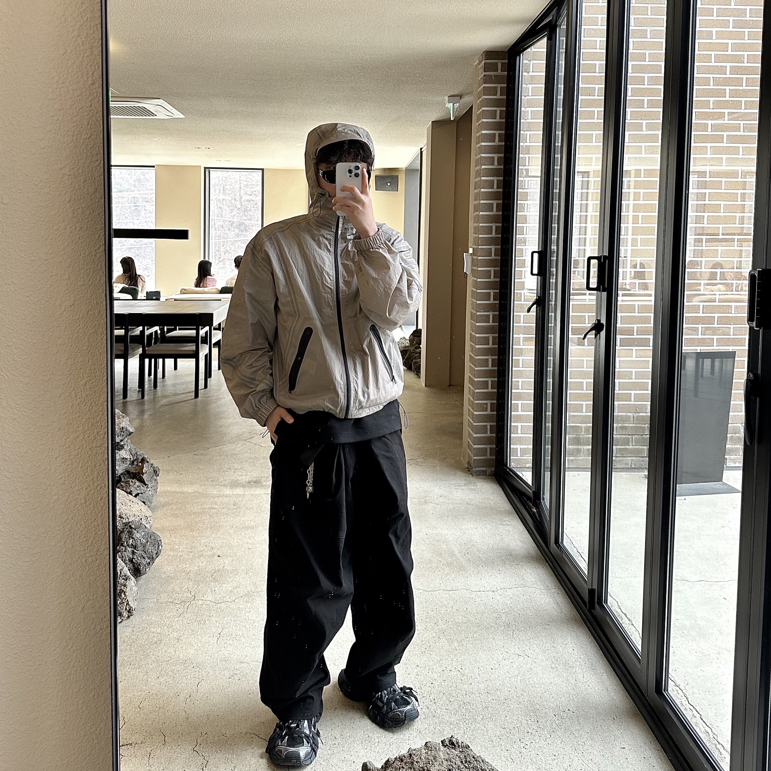 Balenciaga 3XL Sneakers Black White 착용 스타일 - 1