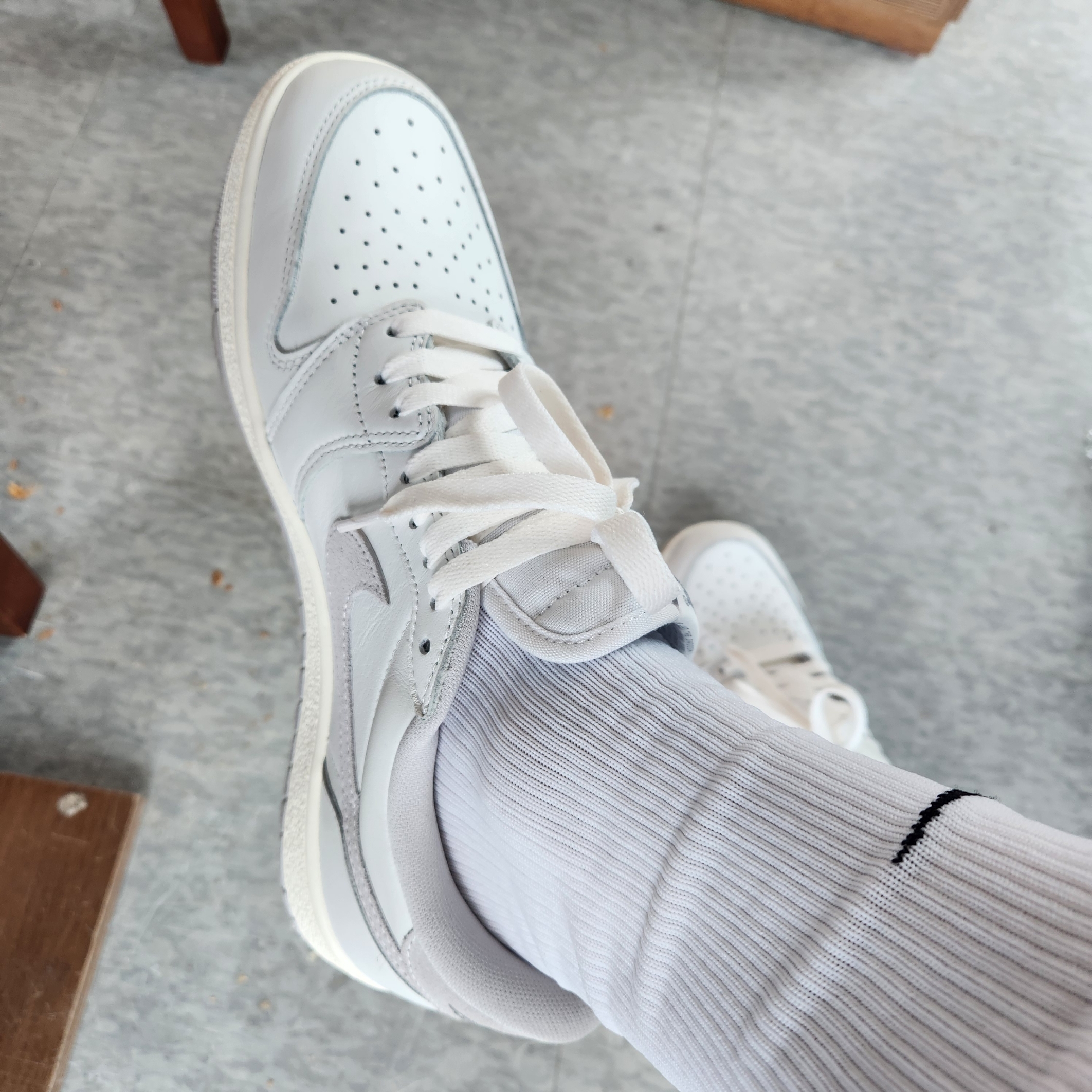 Jordan 1 Low 85 Neutral Grey, Nike Strike Crew Socks White (Korean Ver.) 착용 스타일 - 1