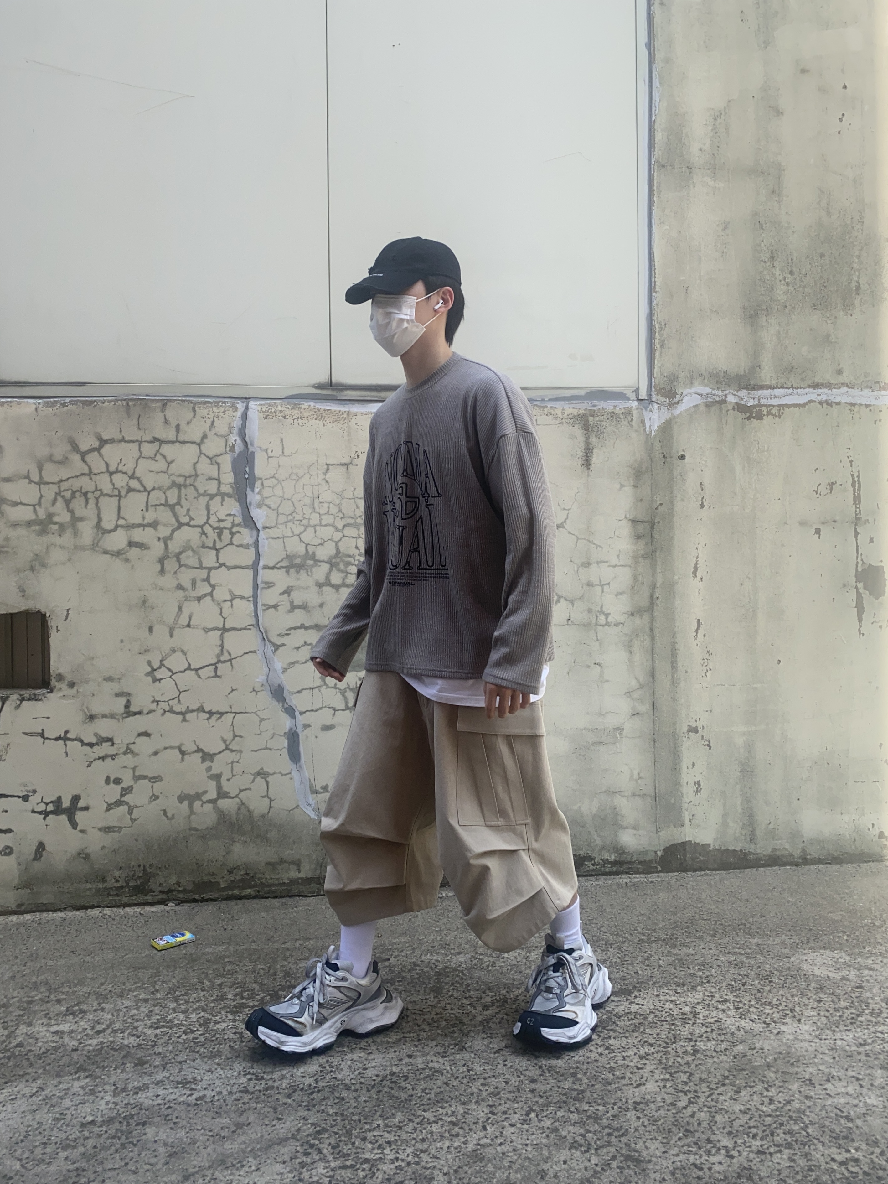 Balenciaga Cargo Sneakers White Grey, Nonnod Side Cargo Shorts Beige 착용 스타일 - 5