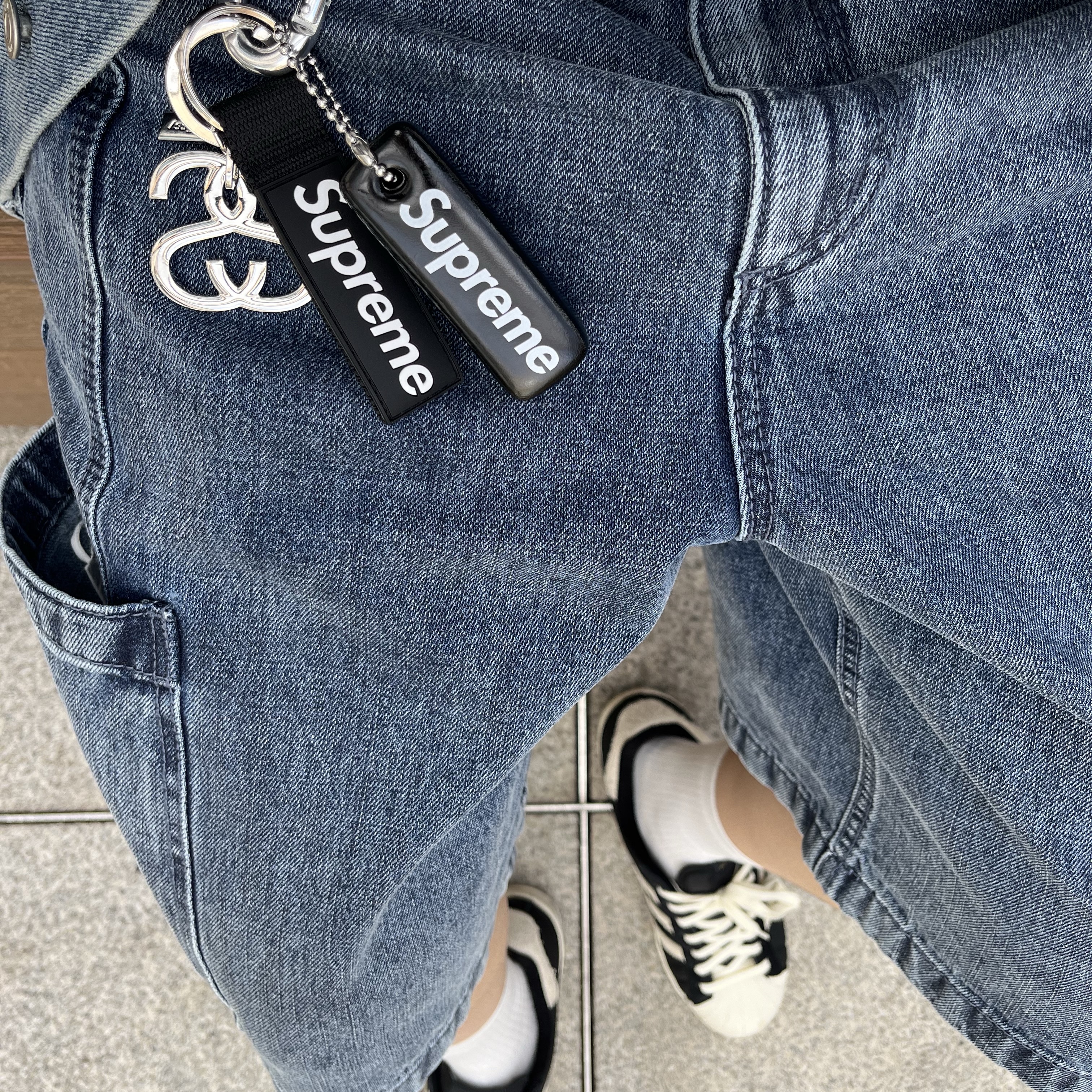 Adidas Superstar 82 Black White, Stussy SS Link Keychain Silver 착용 스타일