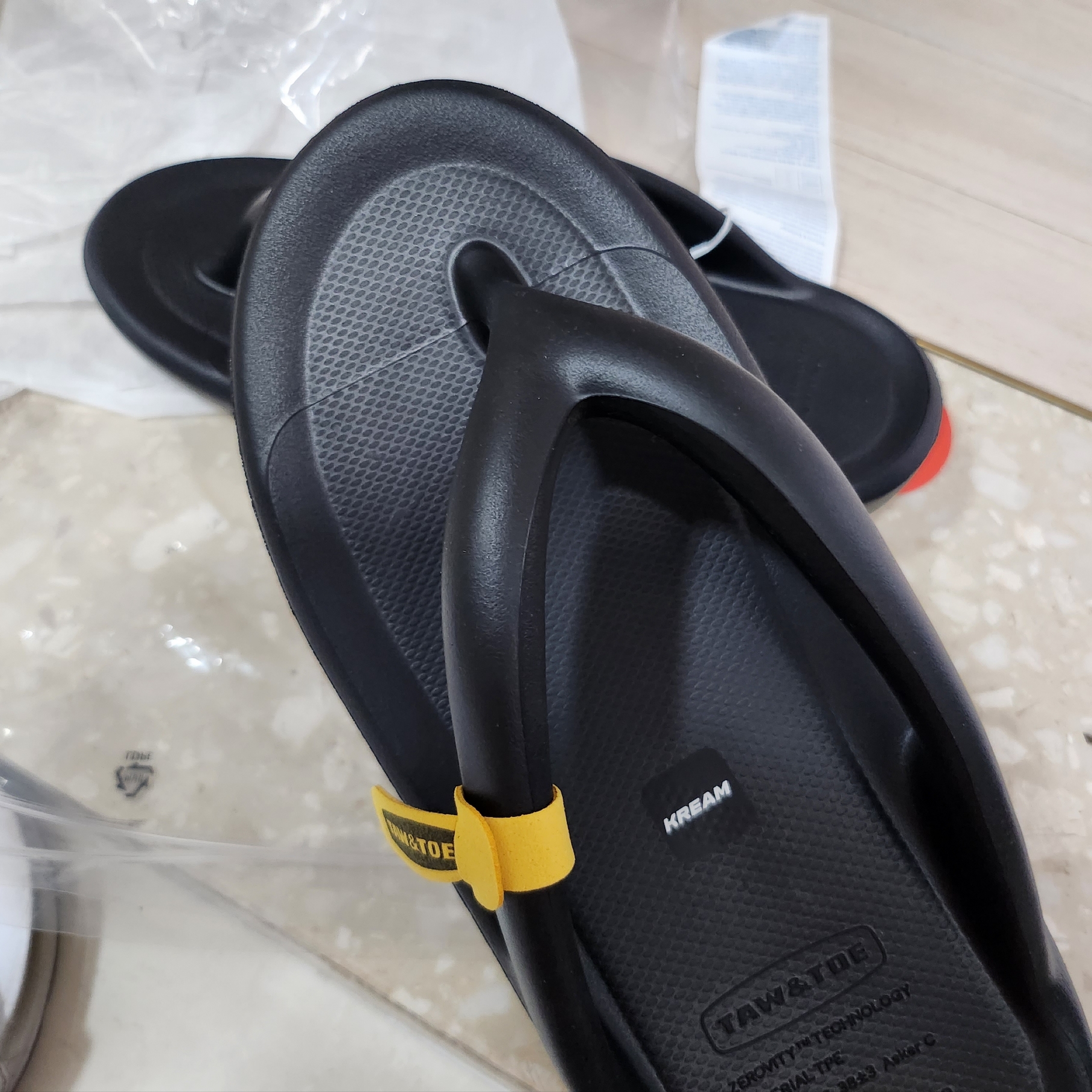 Taw&Toe Flip Flop Zerovity Bio/OG Black 착용 스타일 - 1