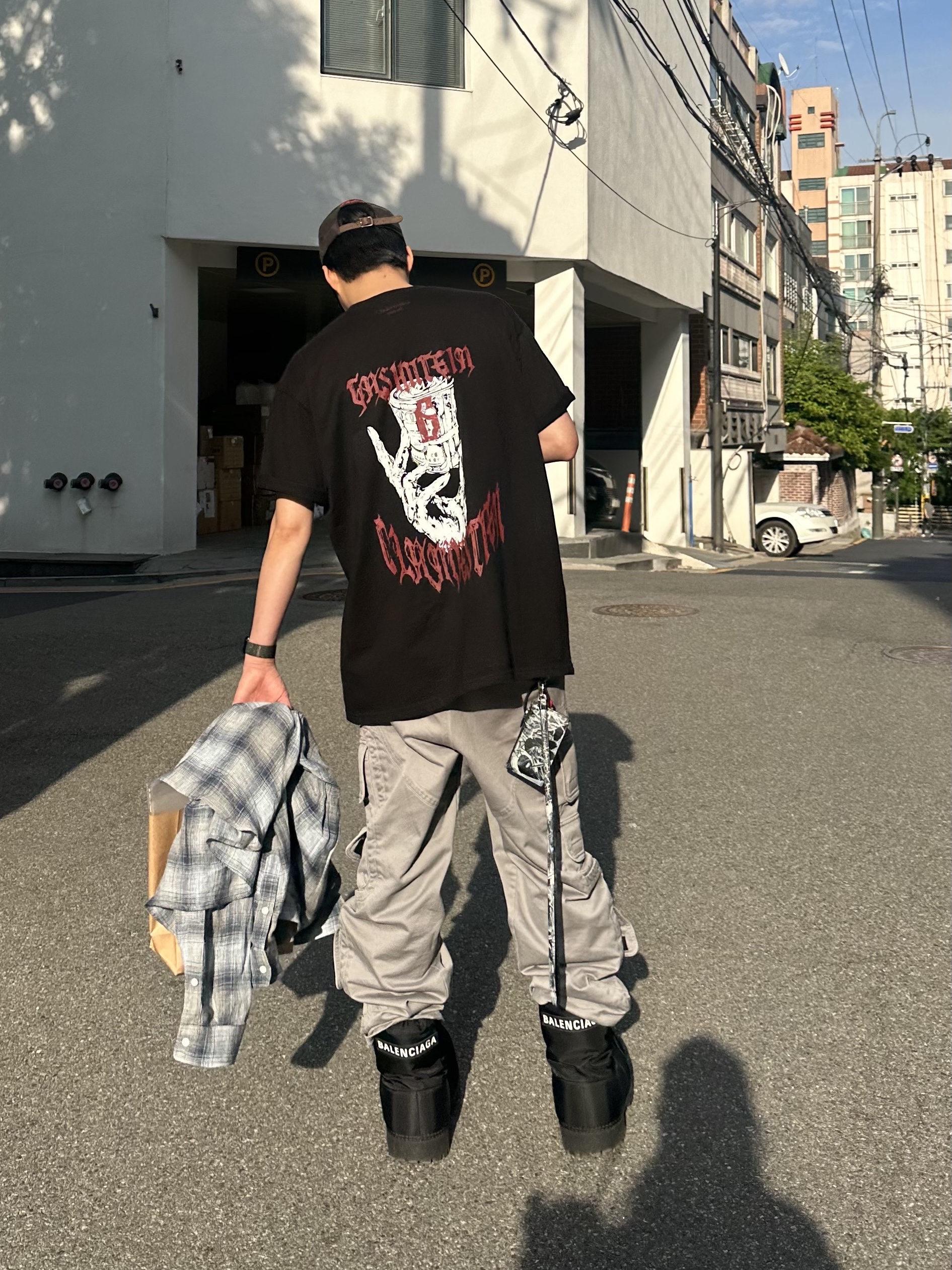 Undermycar Gashutein 6 Money Bundle Graphic T-Shirt Rococco Red - 24SS, Farfromwhat Far Washed Cargo Pants Gray 착용 스타일 - 1