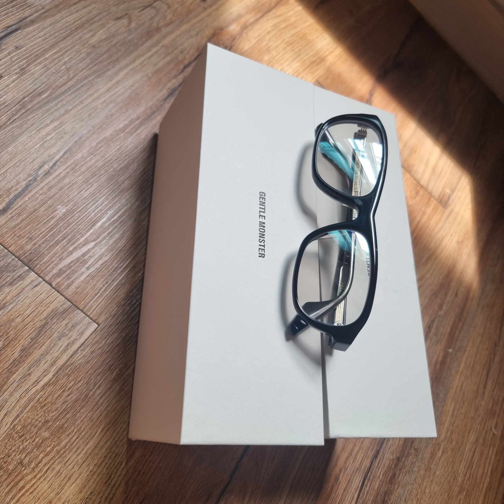 Gentle Monster Pebble L 01 Black 착용 스타일