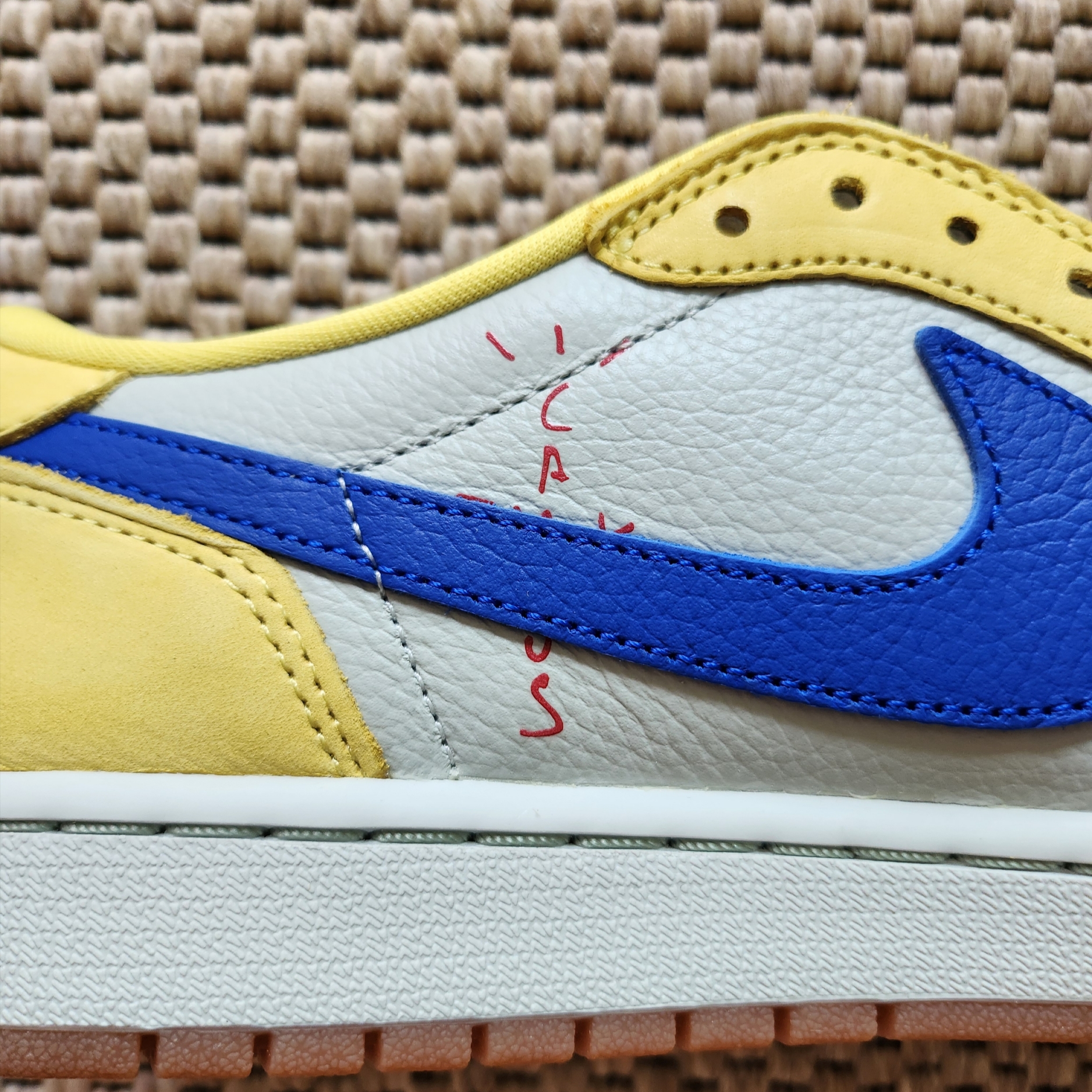 (W) Jordan 1 x Travis Scott Retro Low OG SP Canary 착용 스타일 - 3