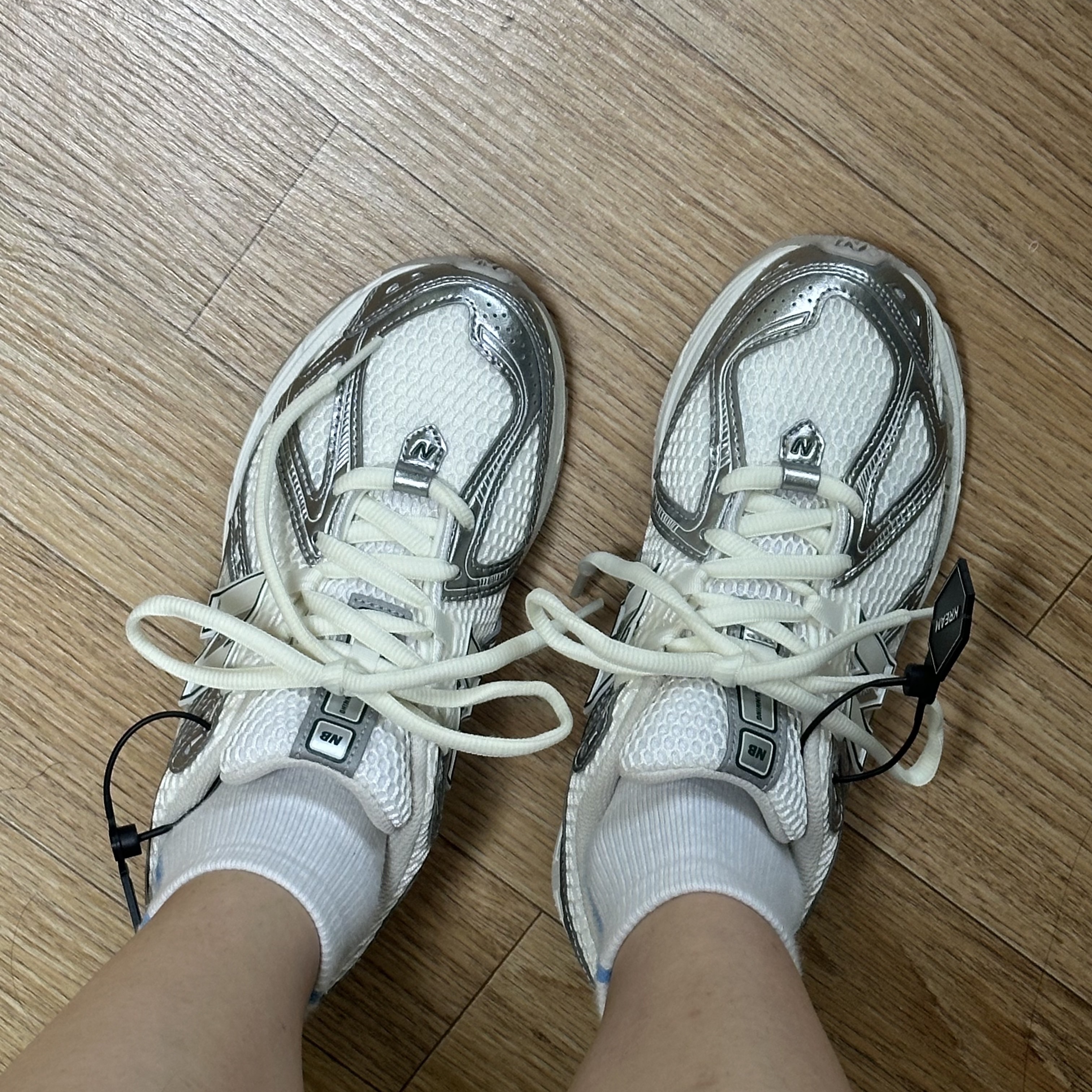 New Balance 1906R Silver Metallic Sea Salt 착용 스타일 - 1