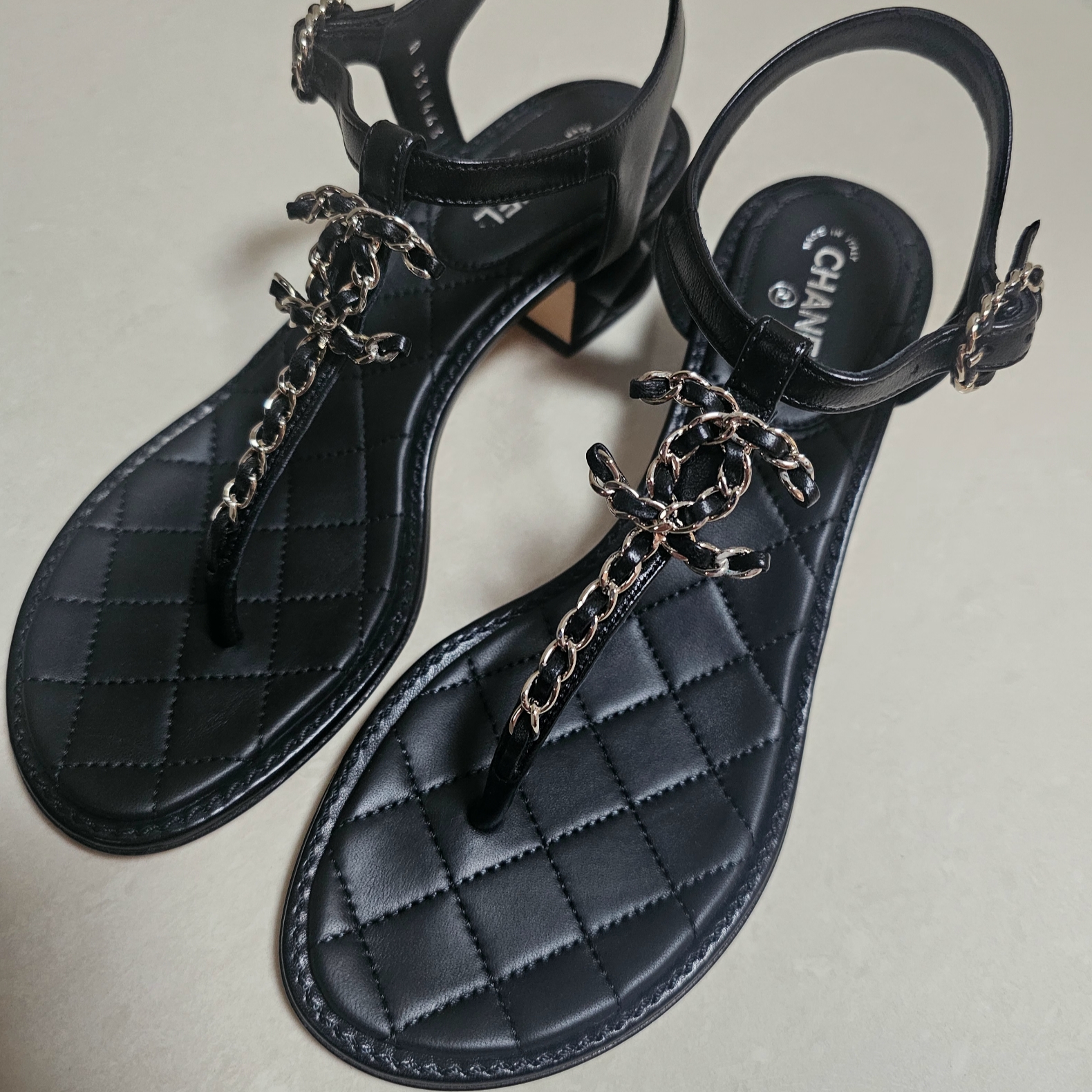(W) Chanel Thongs Lambskin & Black 착용 스타일 - 1