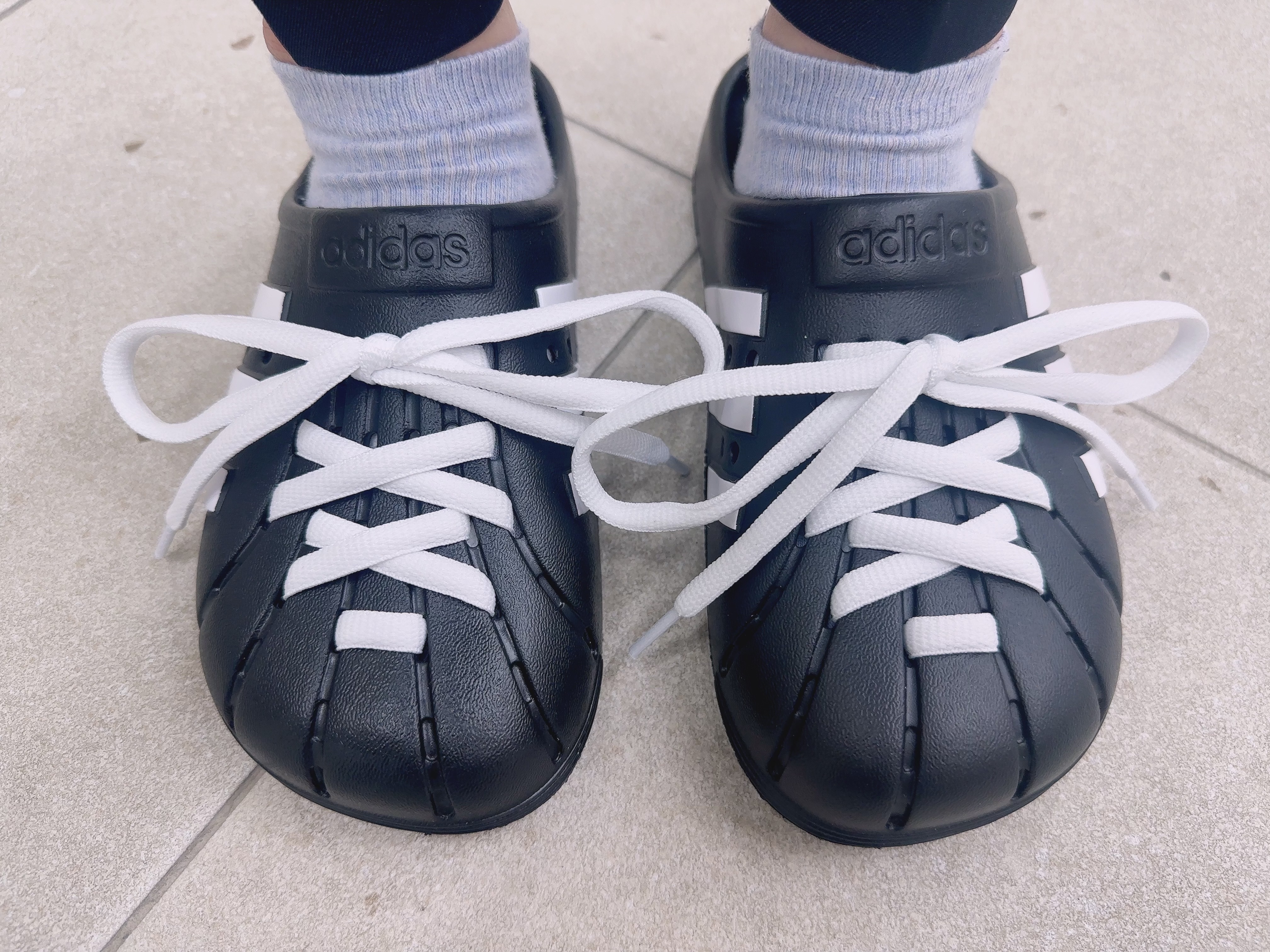 Adidas Adilette Clog Black White 착용 스타일 - 1