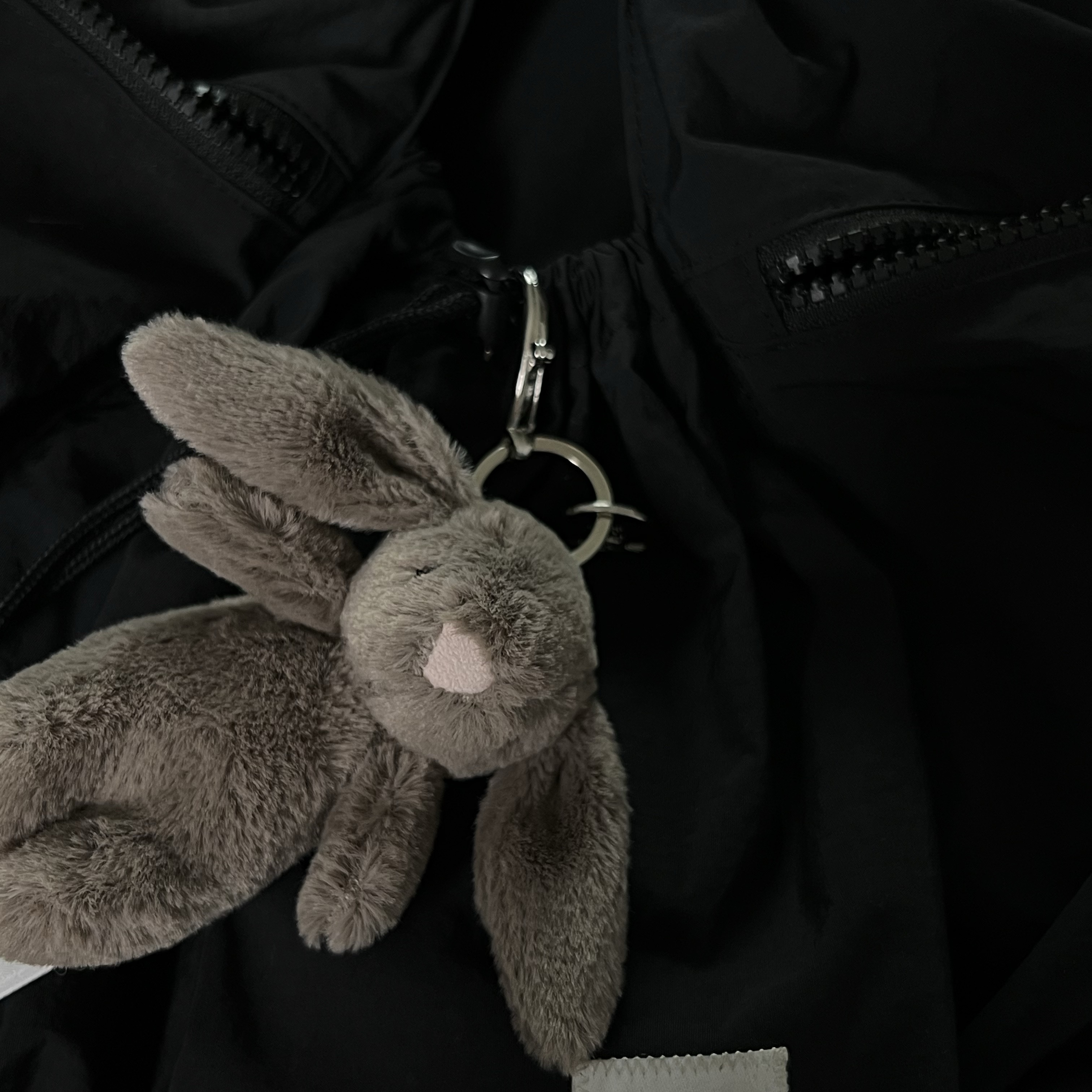 Jellycat Bashful Bunny Truffle Bag Charm Brown 착용 스타일
