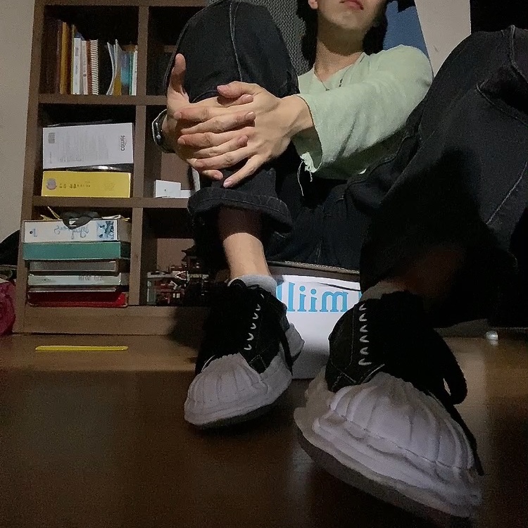 Maison Mihara Yasuhiro Blakey OG STC Sole Paper Like Leather Low-top Sneakers Black 착용 스타일 - 2