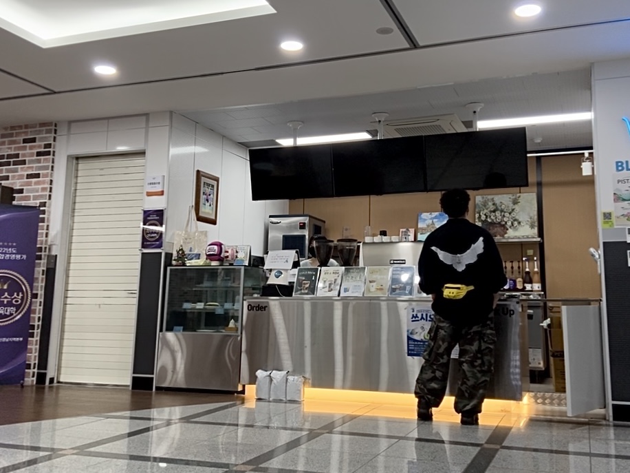 Yeezy Gap Engineered By Balenciaga Dove 3/4 Sleeve T-Shirt Black, Adidas Mad IIInfinity Core Black Carbon 착용 스타일 - 2