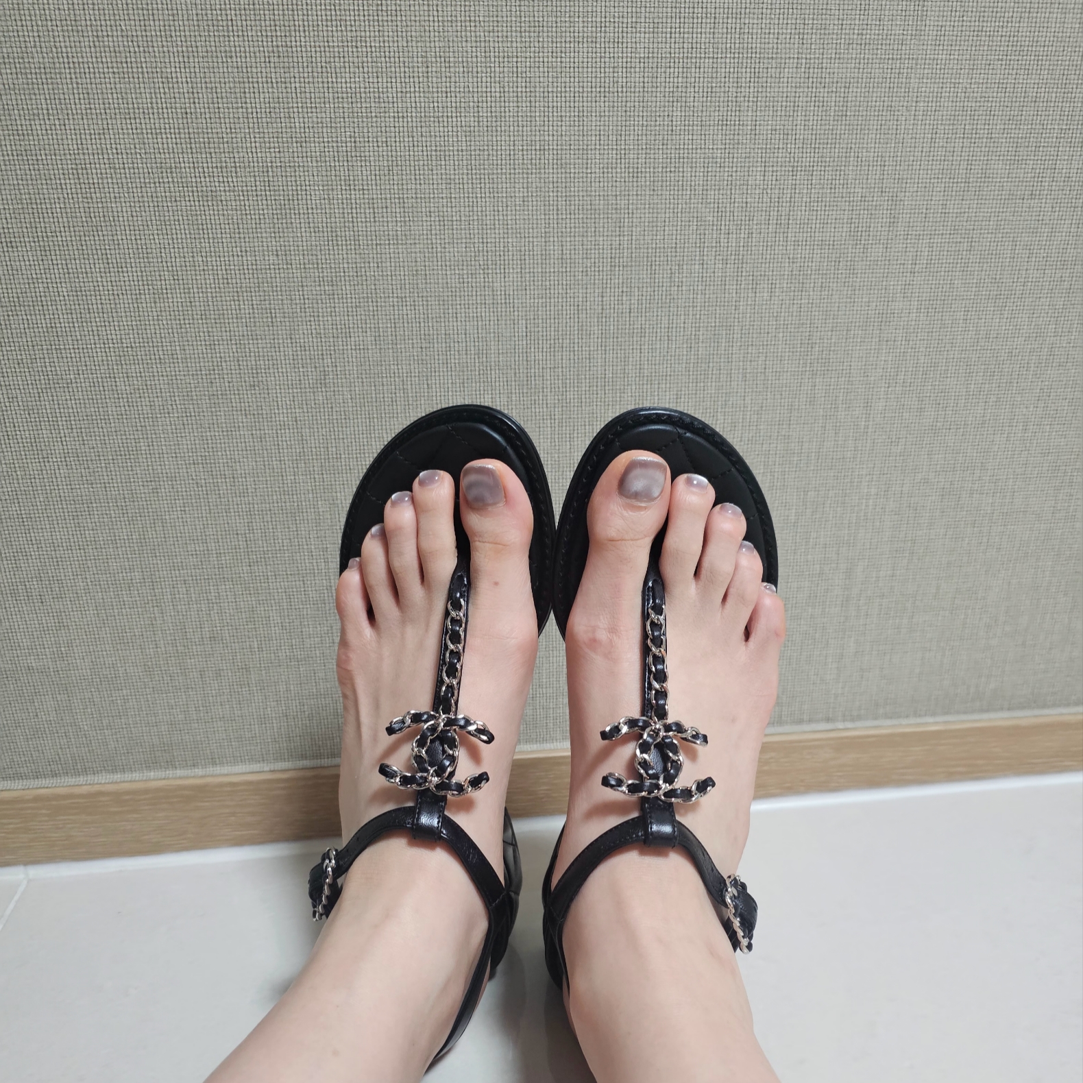(W) Chanel Thongs Lambskin & Black 착용 스타일 - 3