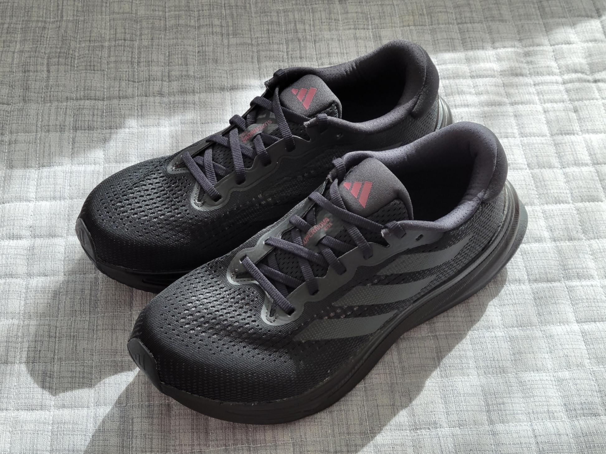 Adidas Supernova Rise Core Black Shadow Red 착용 스타일 - 2