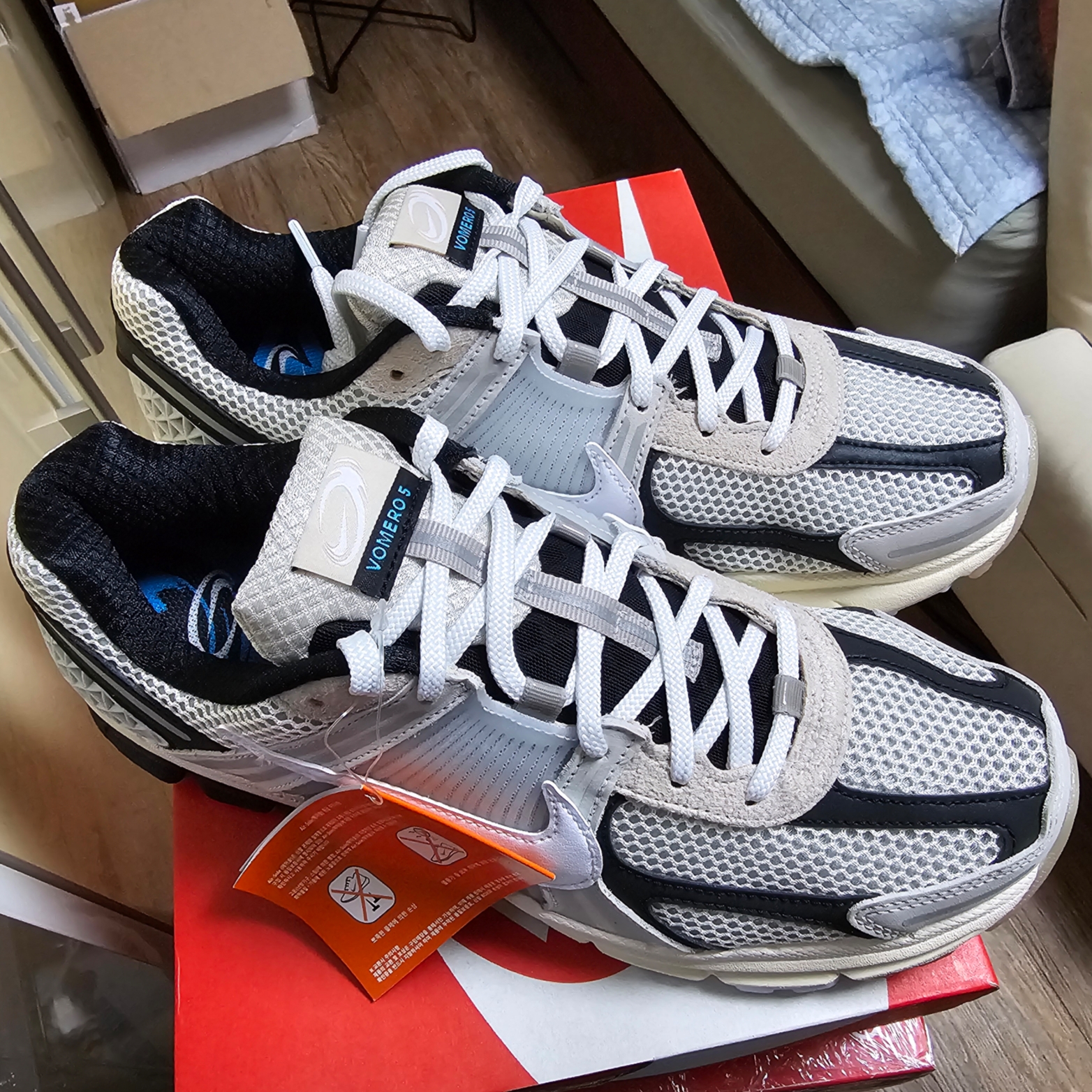 Nike Zoom Vomero 5 Light Bone and Black 착용 스타일