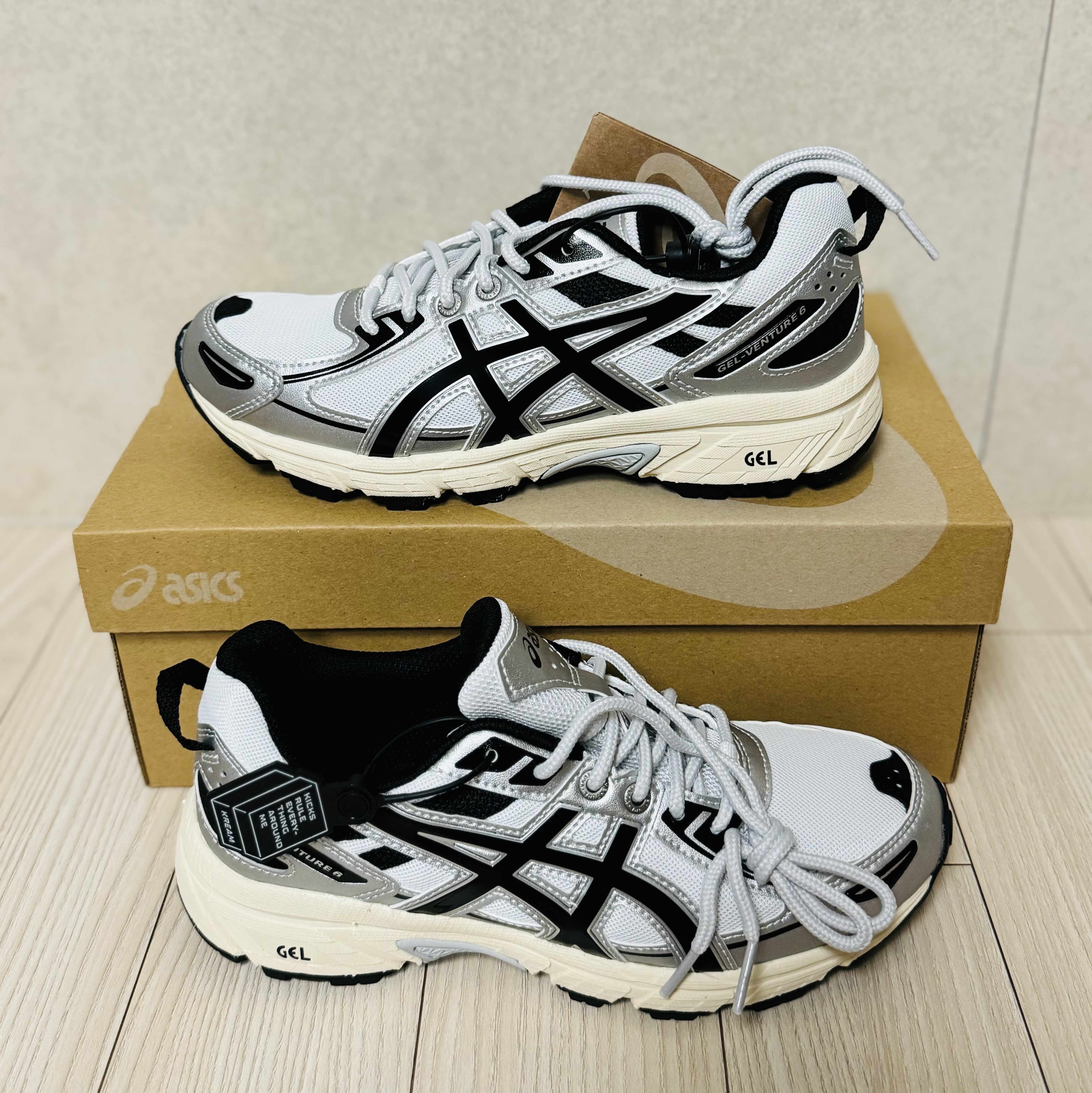 Asics Gel-Venture 6 White Black 착용 스타일 - 1
