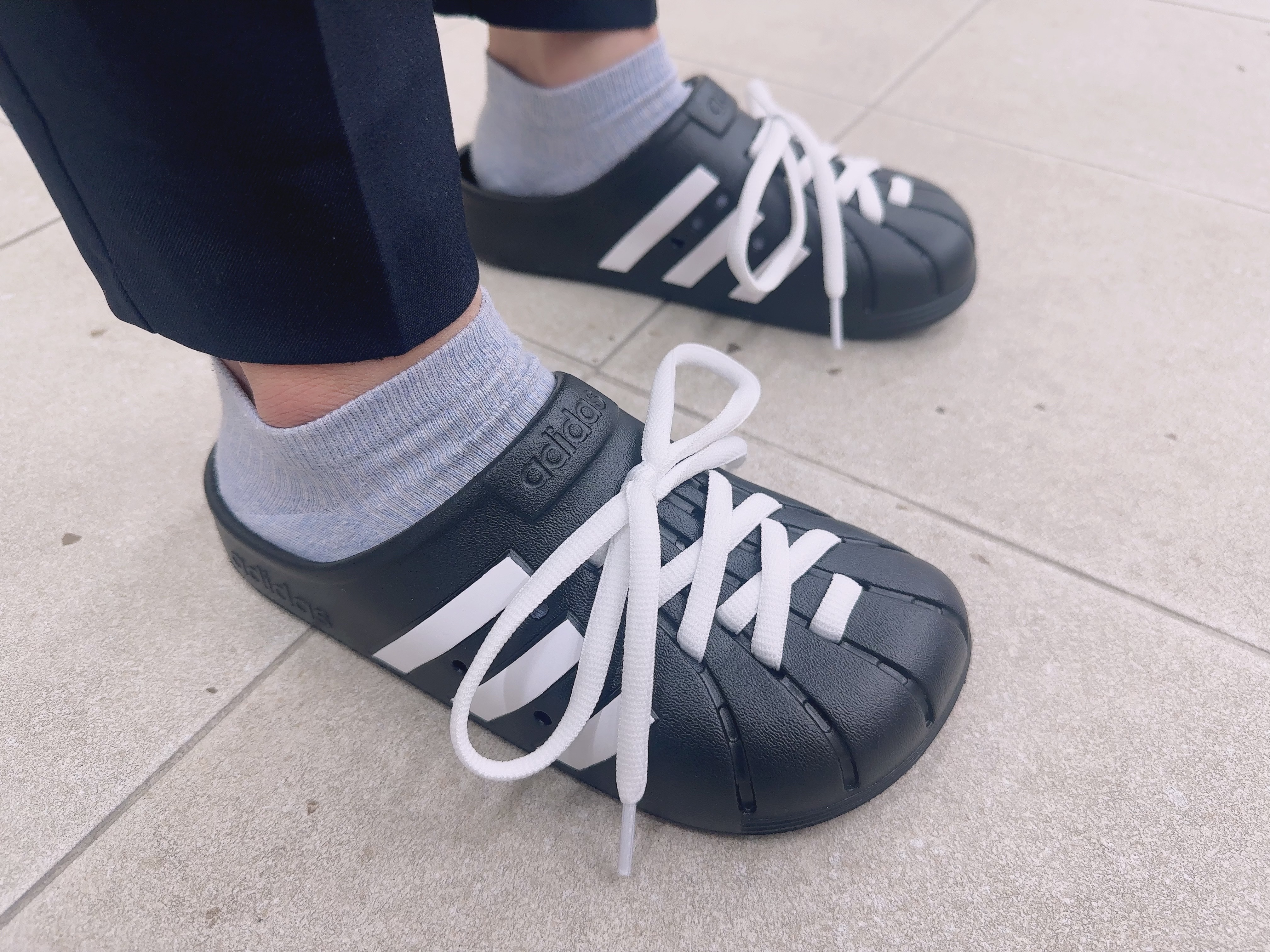 Adidas Adilette Clog Black White 착용 스타일 - 2
