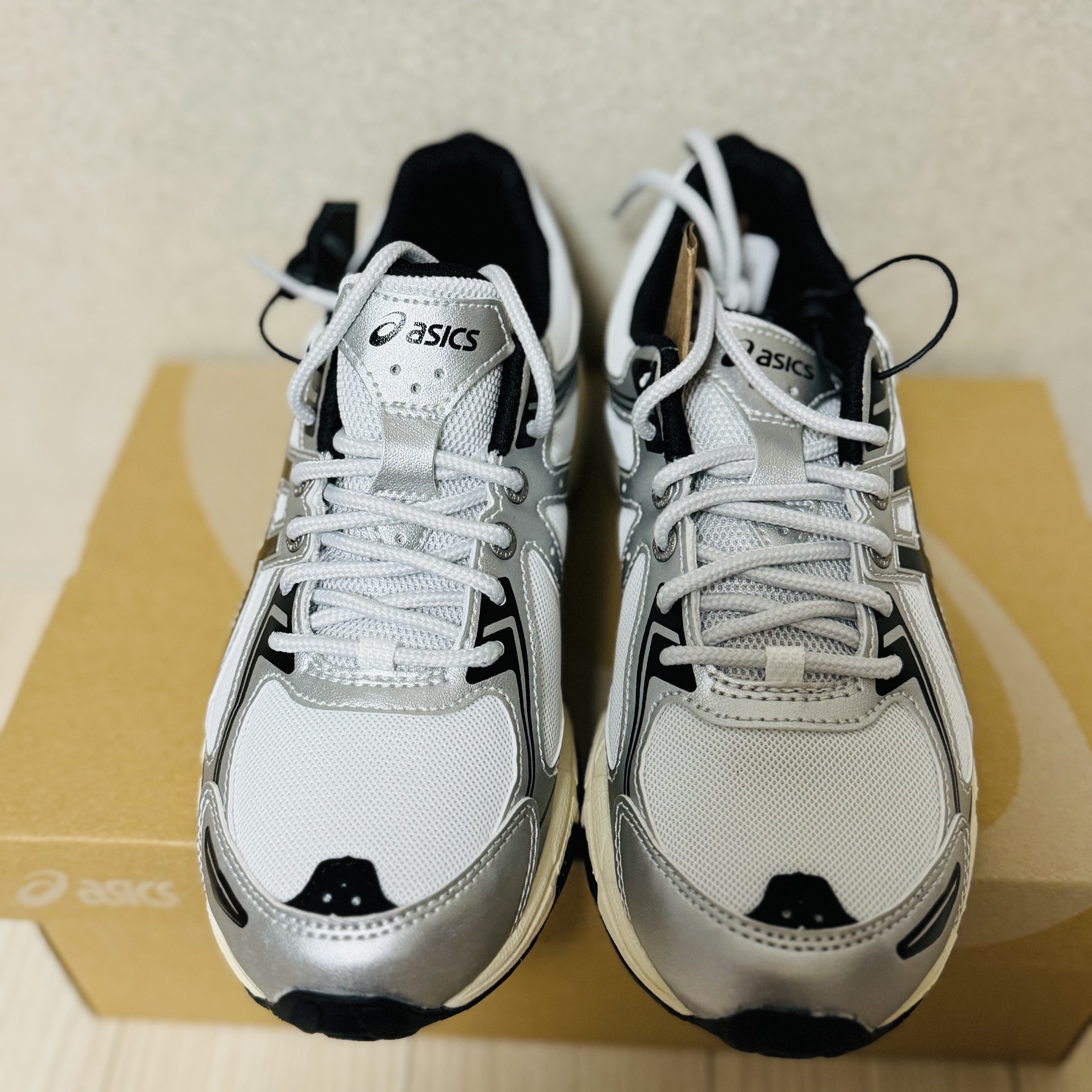 Asics Gel-Venture 6 White Black 착용 스타일 - 3