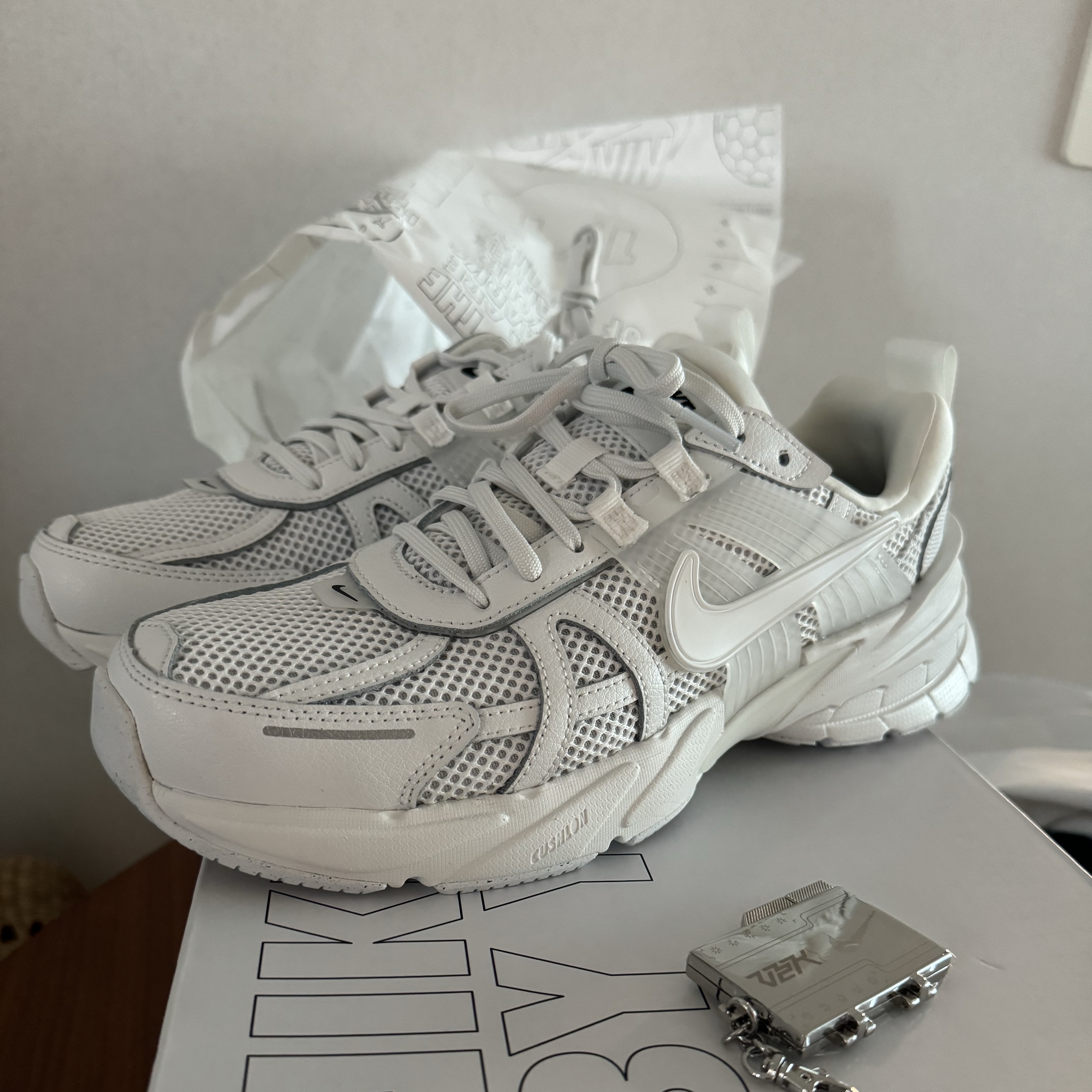 Nike V2K Run Summit White Metallic Silver 착용 스타일