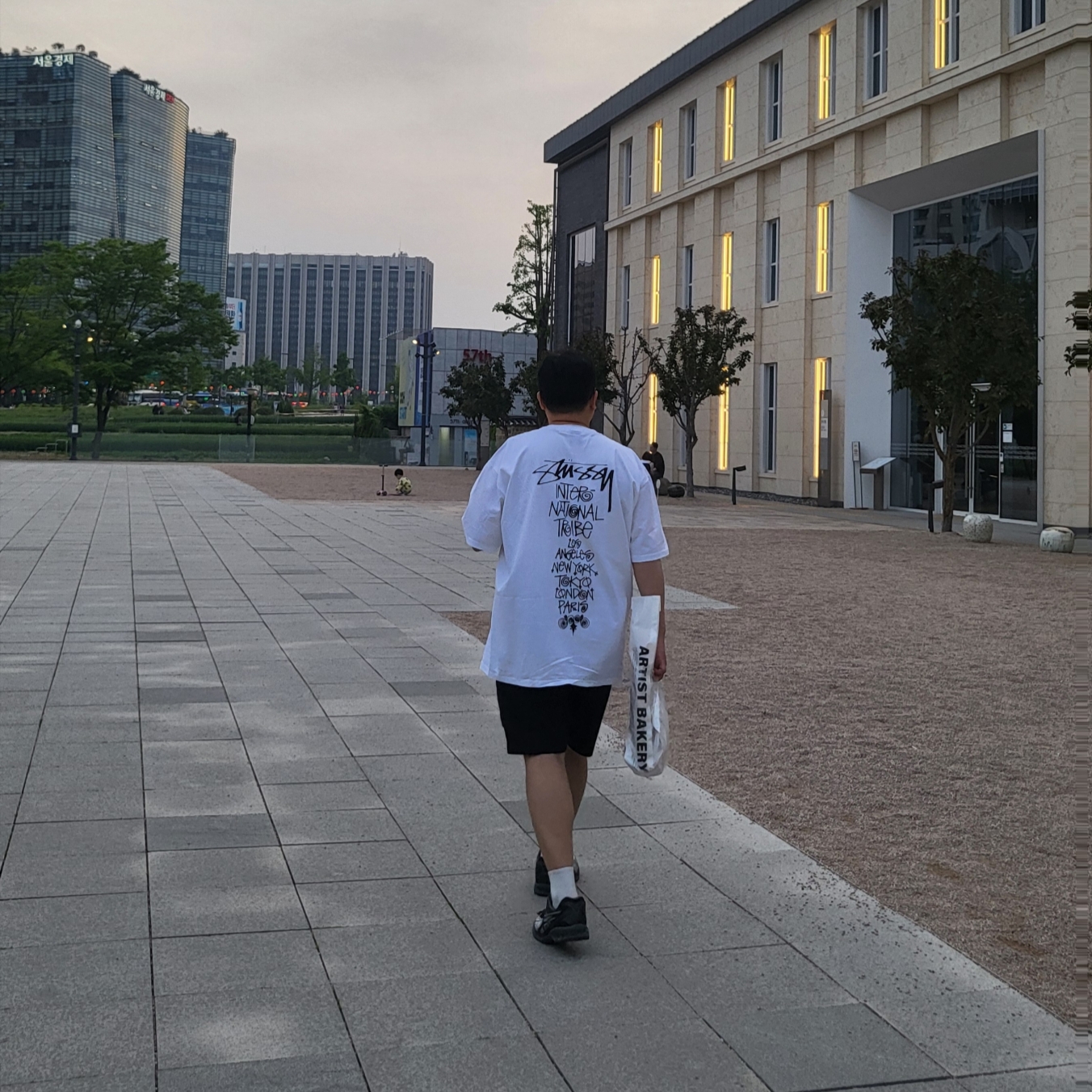 Stussy Tribe Stack T-Shirt White, Asics x Unaffected Gel-Kayano 14 Silver Moon 착용 스타일