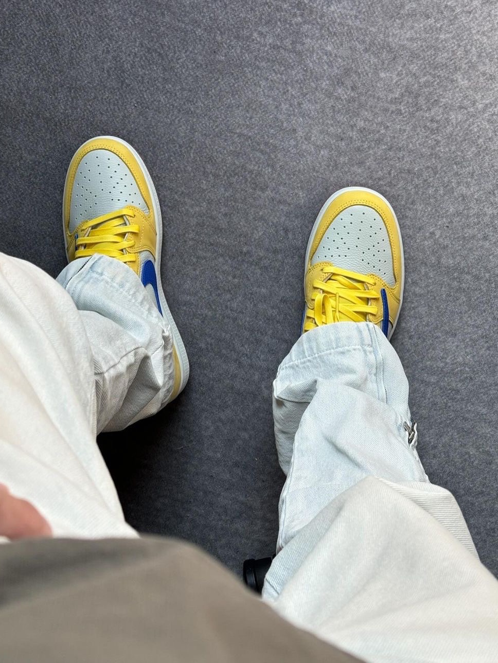 (W) Jordan 1 x Travis Scott Retro Low OG SP Canary 착용 스타일 - 6