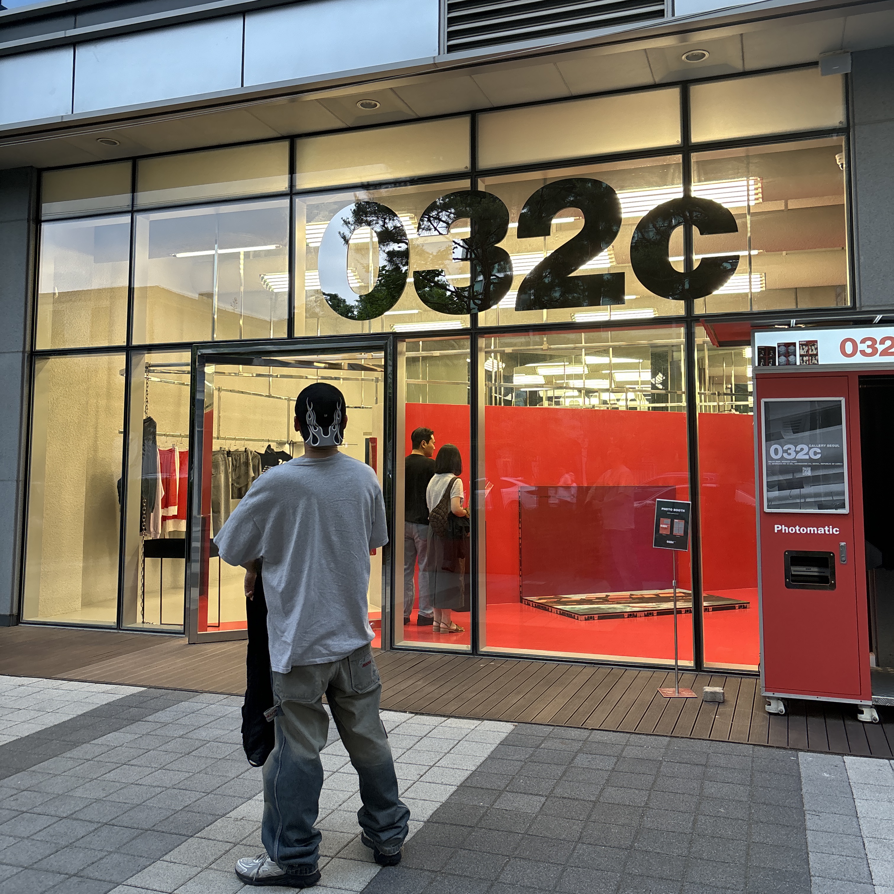 Yeezy Gap Engineered By Balenciaga Flame Cap Black, Asics x C.P. Company Gel-Quantum 360 VIII Cement Grey 착용 스타일 - 1