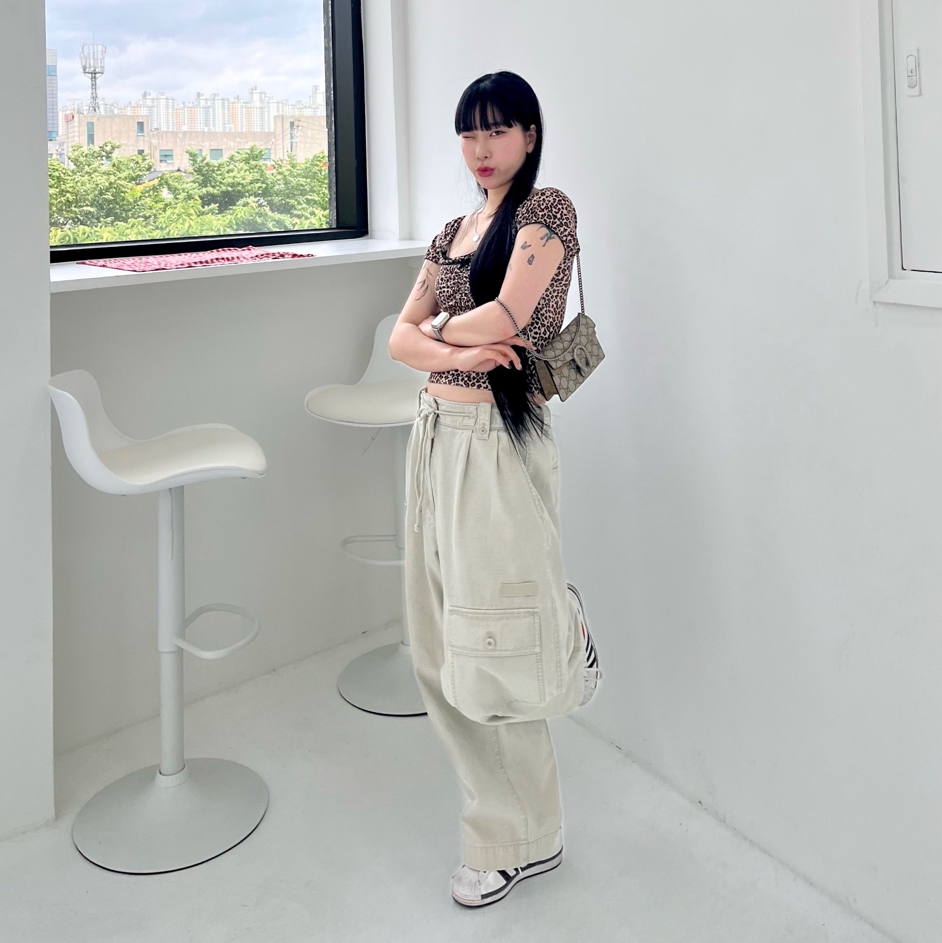 Gucci Dionysus Small GG Shoulder Bag Beige Ebony 착용 스타일 - 2