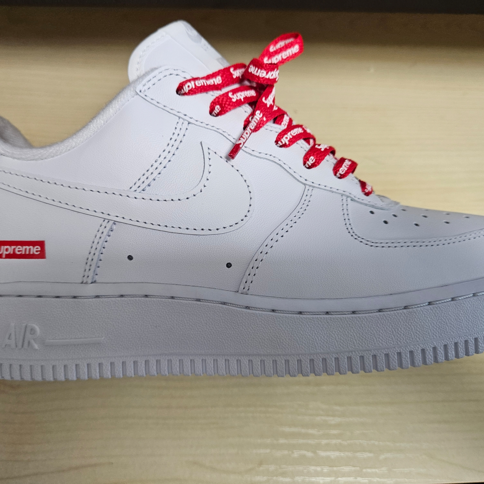 Nike x Supreme Air Force 1 Low White 착용 스타일 - 2