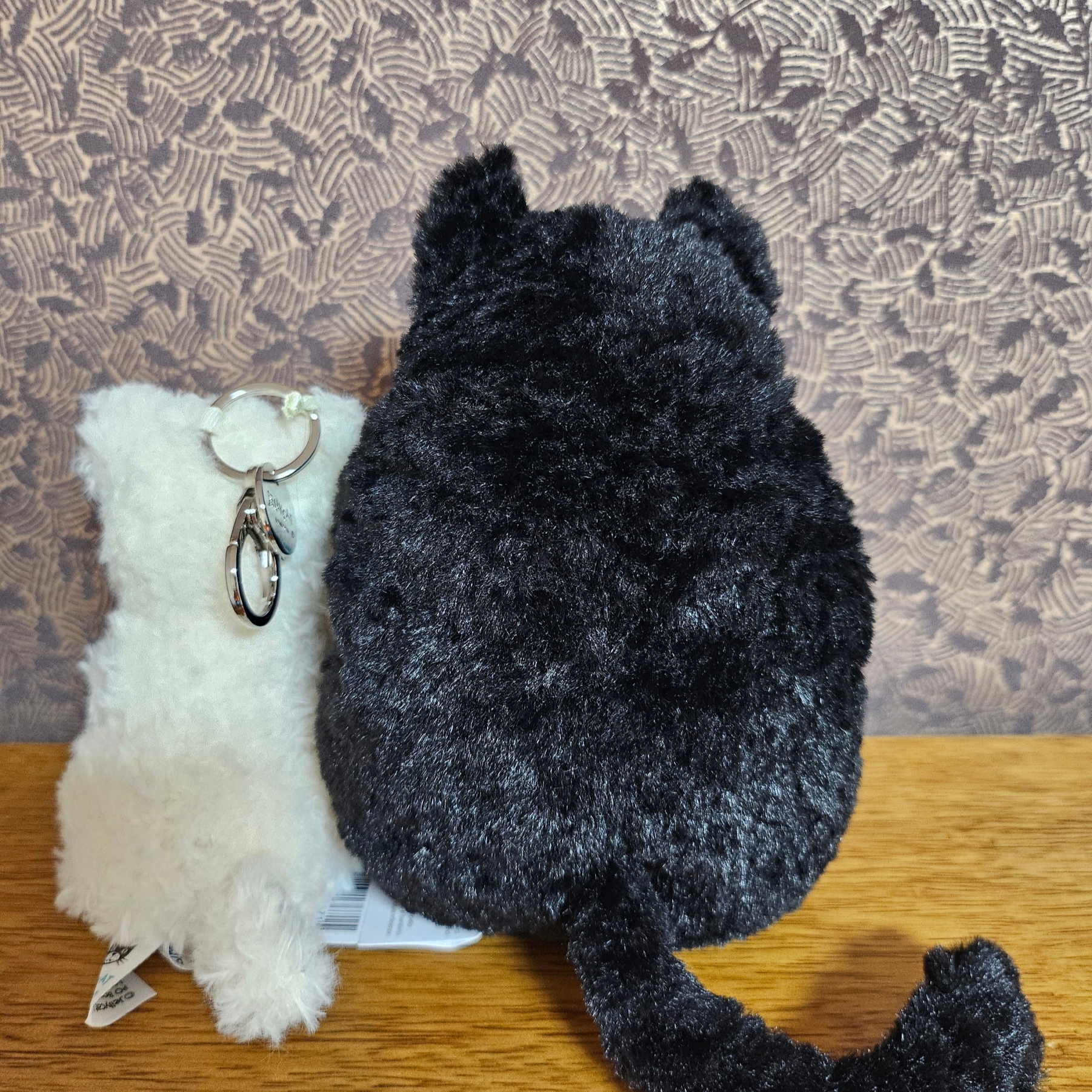 Jellycat Amore Cat Small Black 착용 스타일
