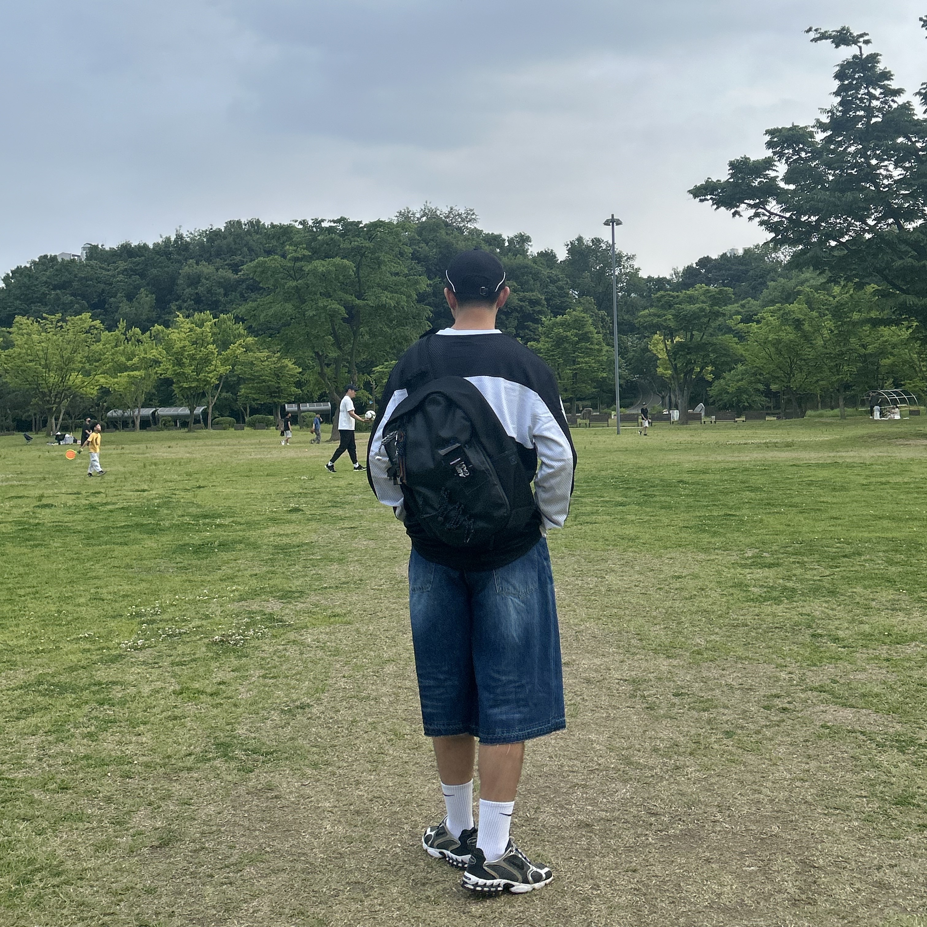Palace x Umbro Cap Black - 24SS, Deus Ex Machina Saber Moto Jersey Black 착용 스타일 - 4