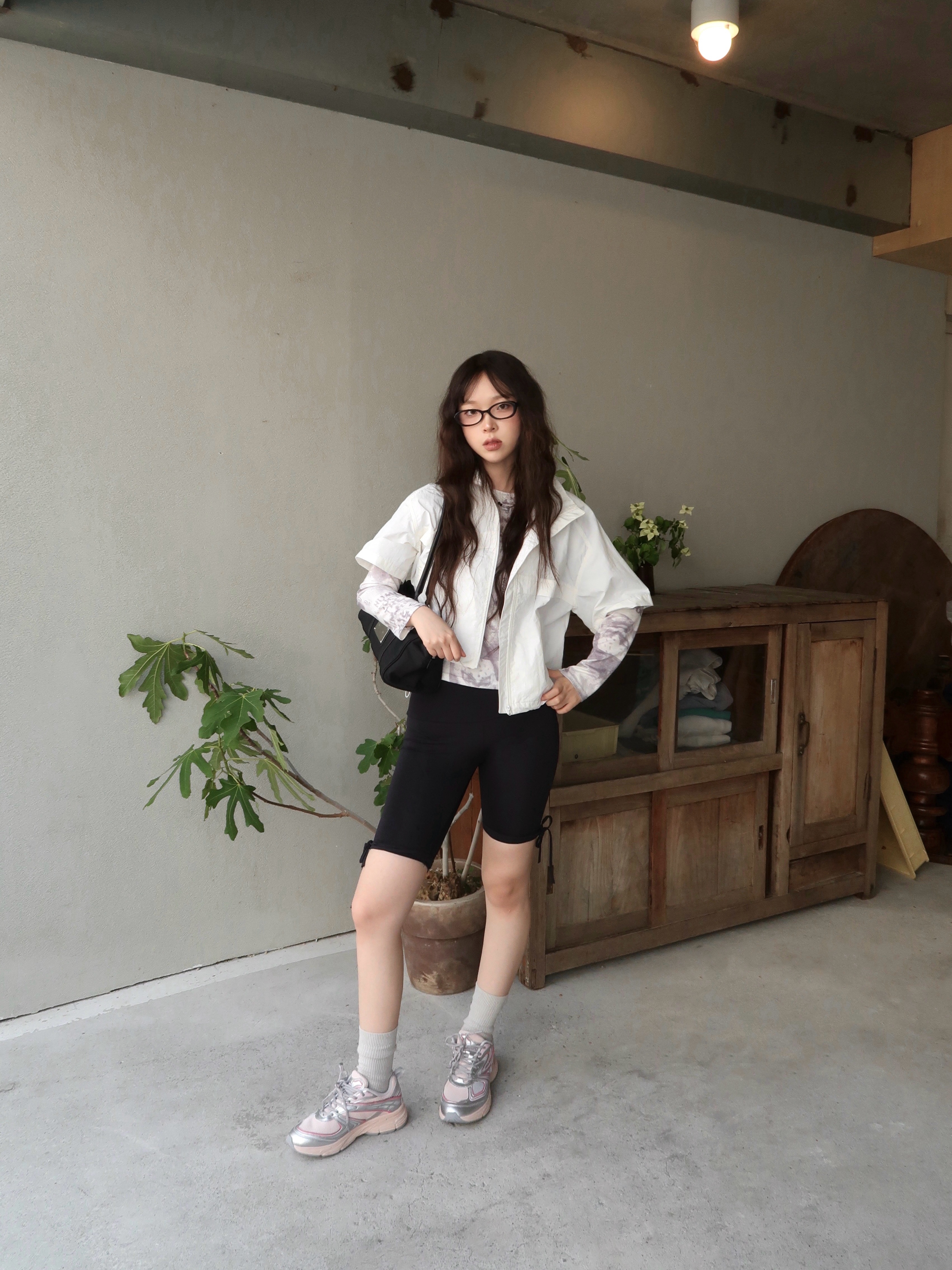Fila Interun Pink Blossom, Matin Kim Sporty Tote Bag Black 착용 스타일 - 4