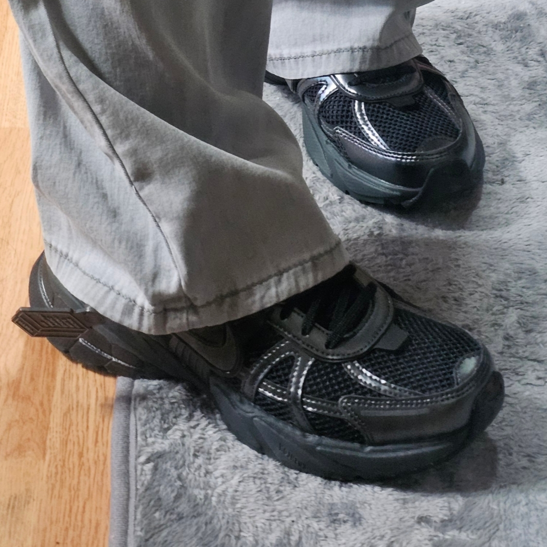 Nike V2K Run Black Anthracite 착용 스타일 - 2