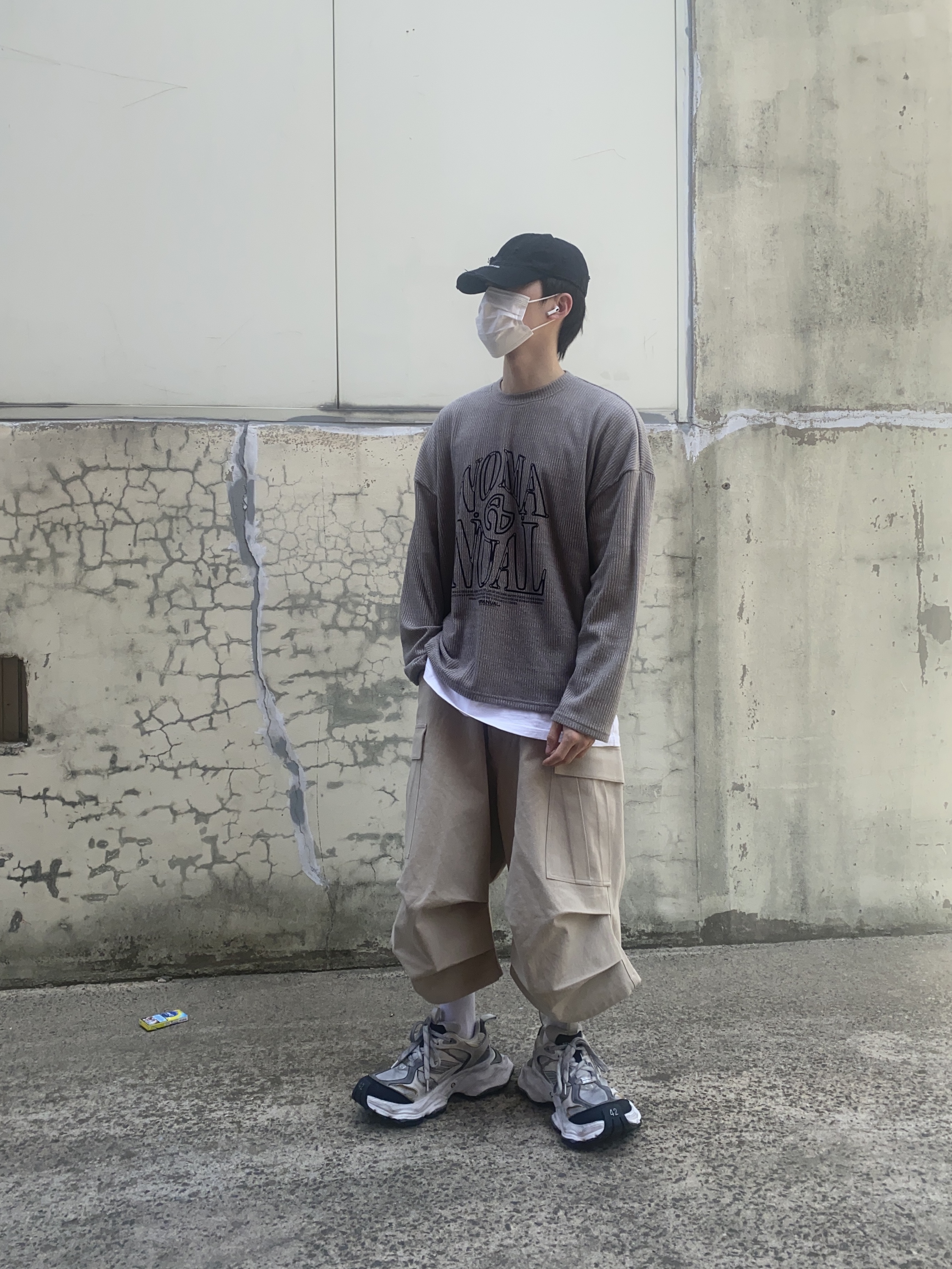 Balenciaga Cargo Sneakers White Grey, Nonnod Side Cargo Shorts Beige 착용 스타일 - 1