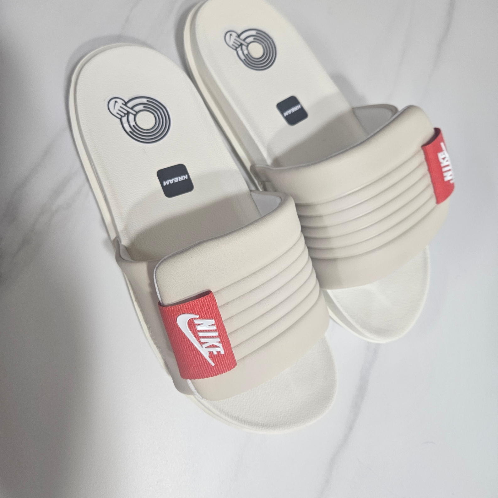 (W) Nike Offcourt Adjust Slide Sanddrift Picante Red 착용 스타일 - 2