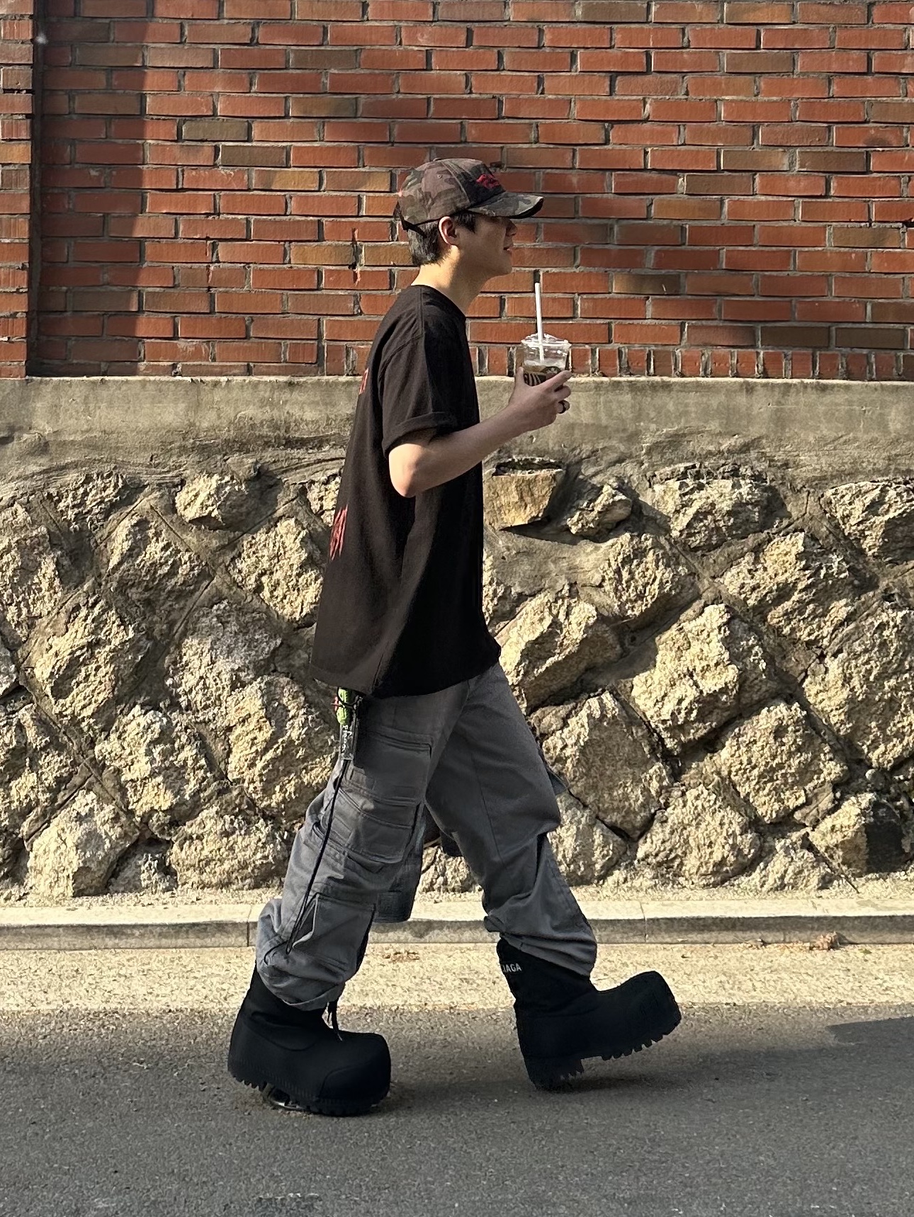 Undermycar Gashutein 6 Money Bundle Graphic T-Shirt Rococco Red - 24SS, Farfromwhat Far Washed Cargo Pants Gray 착용 스타일 - 2