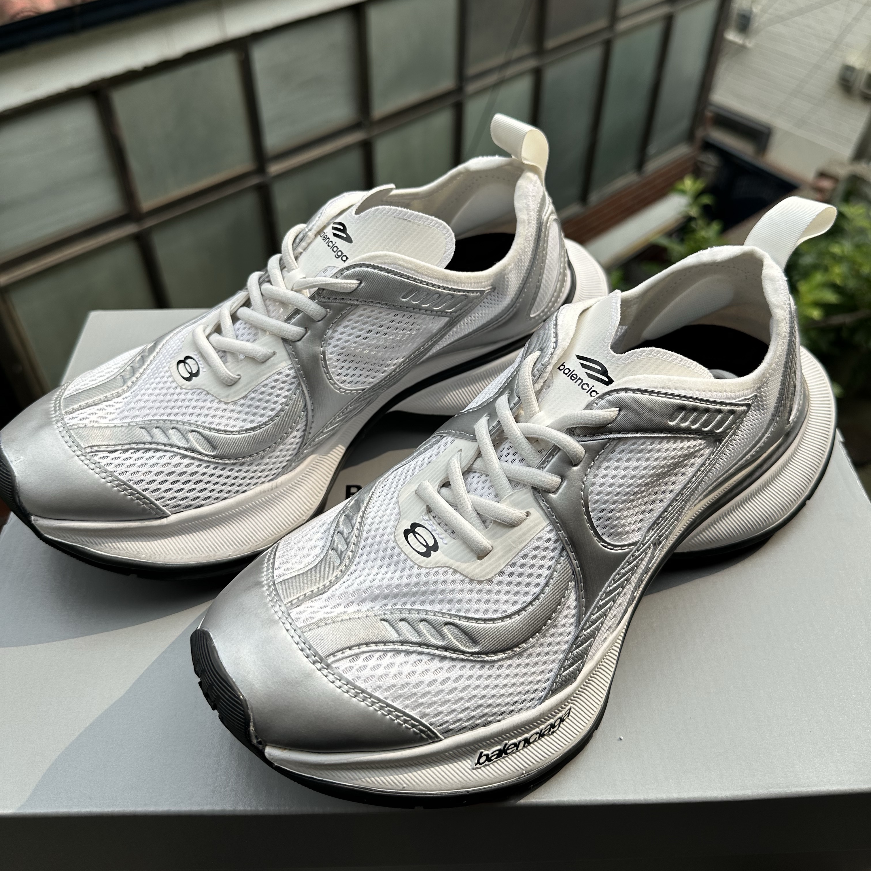 Balenciaga Circuit Sneaker White Silver 착용 스타일