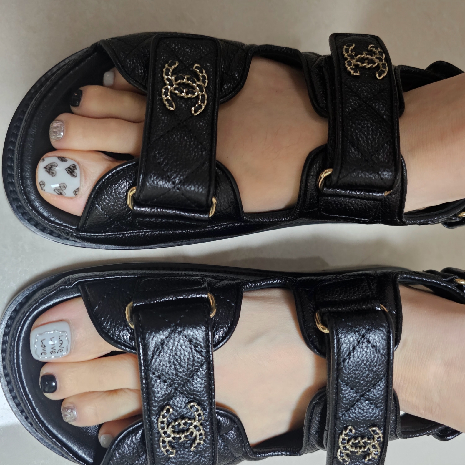 (W) Chanel Sandals Grained Calfskin & Black 착용 스타일 - 2