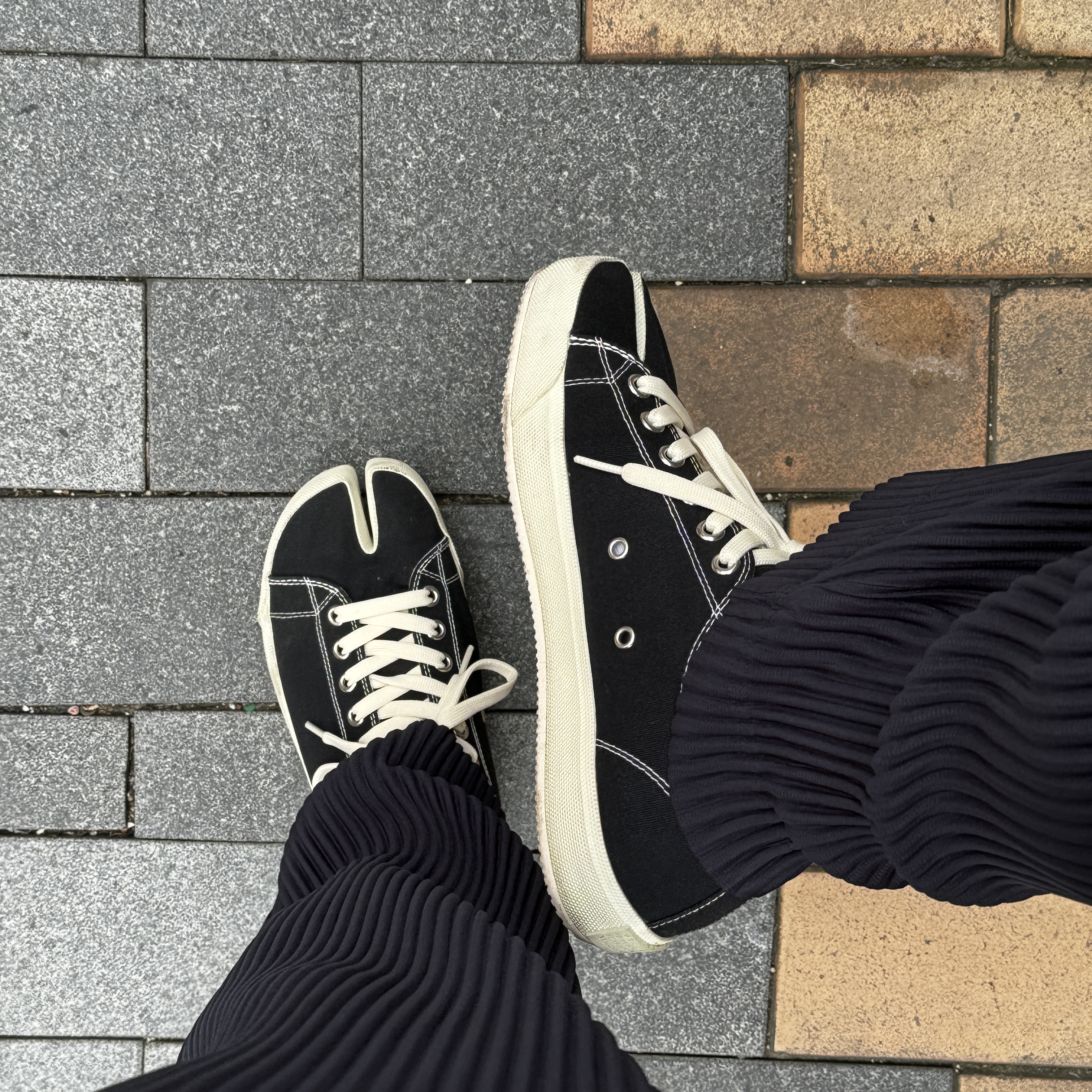 Maison Margiela Tabi Low Black, Homme Plisse Issey Miyake Basics Straight Pants Navy 착용 스타일 - 2