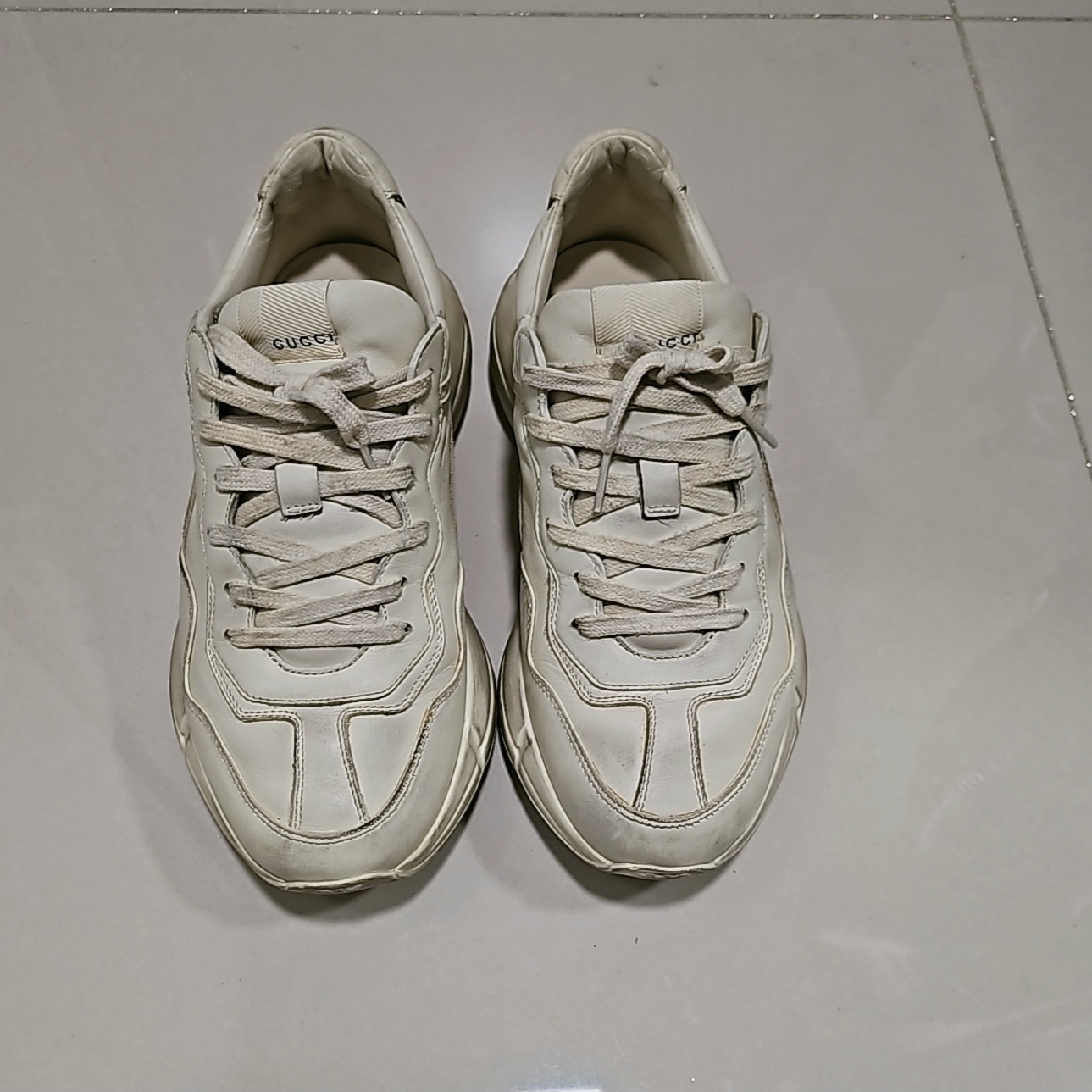 Louis Vuitton Initiales 40mm Reversible Belt Monogram Eclipse Dark Ruthenium, Gucci Rhyton Leather Sneakers Distressed Ivory 착용 스타일 - 2