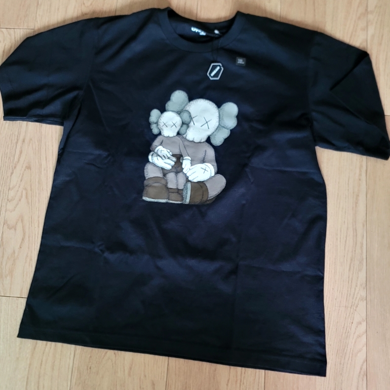 Uniqlo UT x Kaws Short Sleeve Graphic T-Shirt Black 착용 스타일