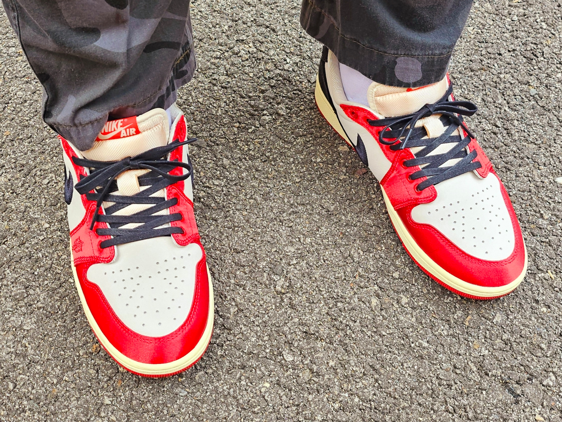 Jordan 1 x Trophy Room Retro Low OG SP Sail Varsity Red, (W) Jordan 1 Retro High Satin Black Toe 착용 스타일 - 4